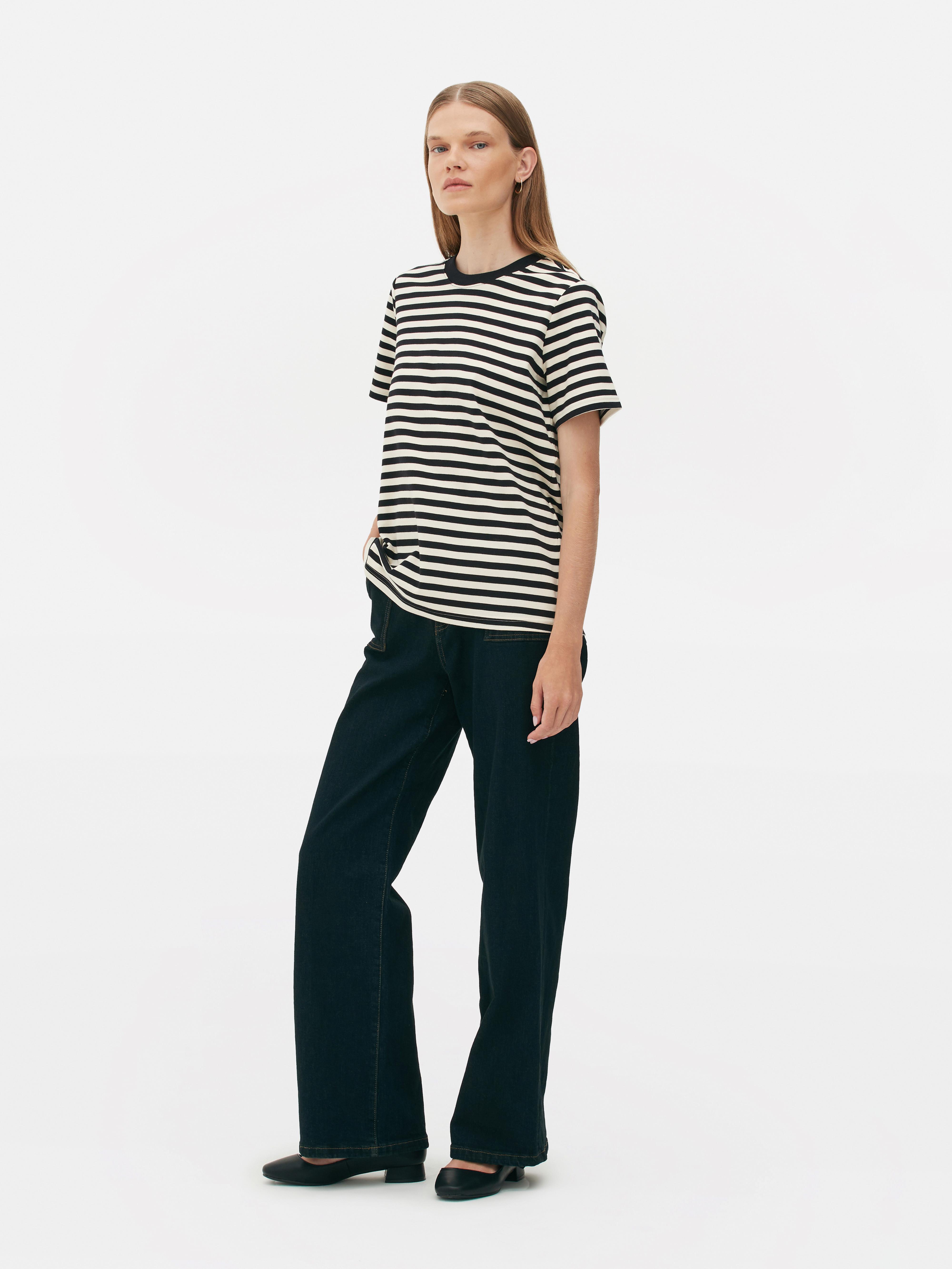 Tricou cu guler rotund Edit Un tricou atemporal cu guler rotund, mâneci scurte și croială lejeră