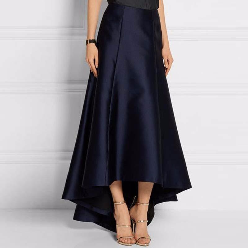 Jupe longue bleu foncé asymétrique, taille haute, en satin, longueur au sol, idéale pour le bureau. Disponible sur mesure dans toutes les couleurs.