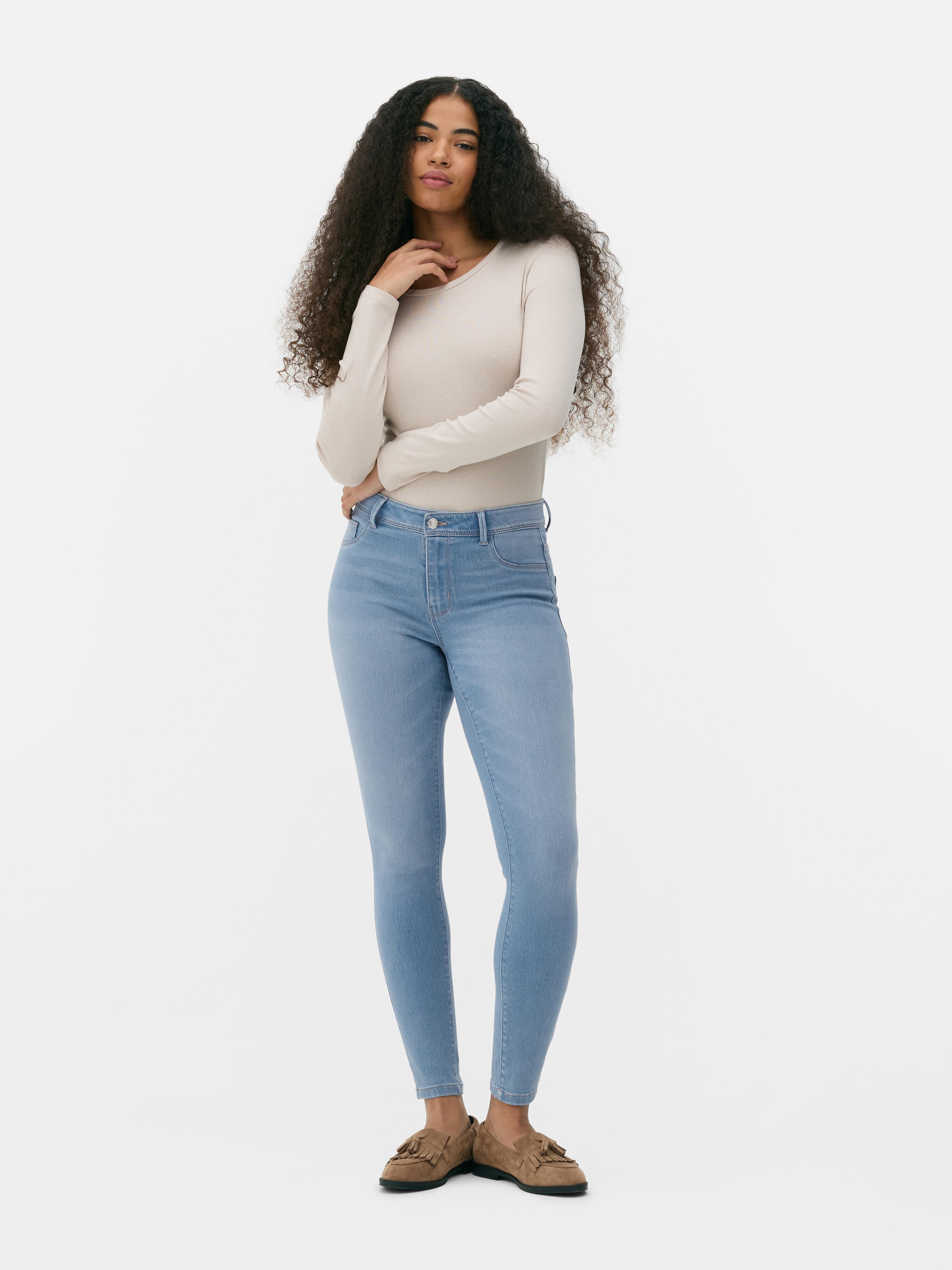 Blugi skinny simpli cu talie medie. Blugii sunt un must-have, iar noi adorăm acest stil mulat.