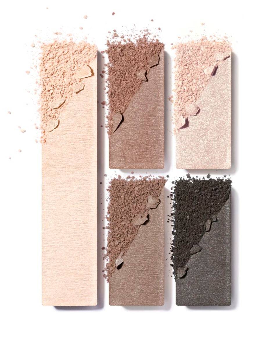 PALETTE DE FARDS À PAUPIÈRES CHANEL LES BEIGES POUR UN TEINT NATURELLEMENT ÉCLATANT