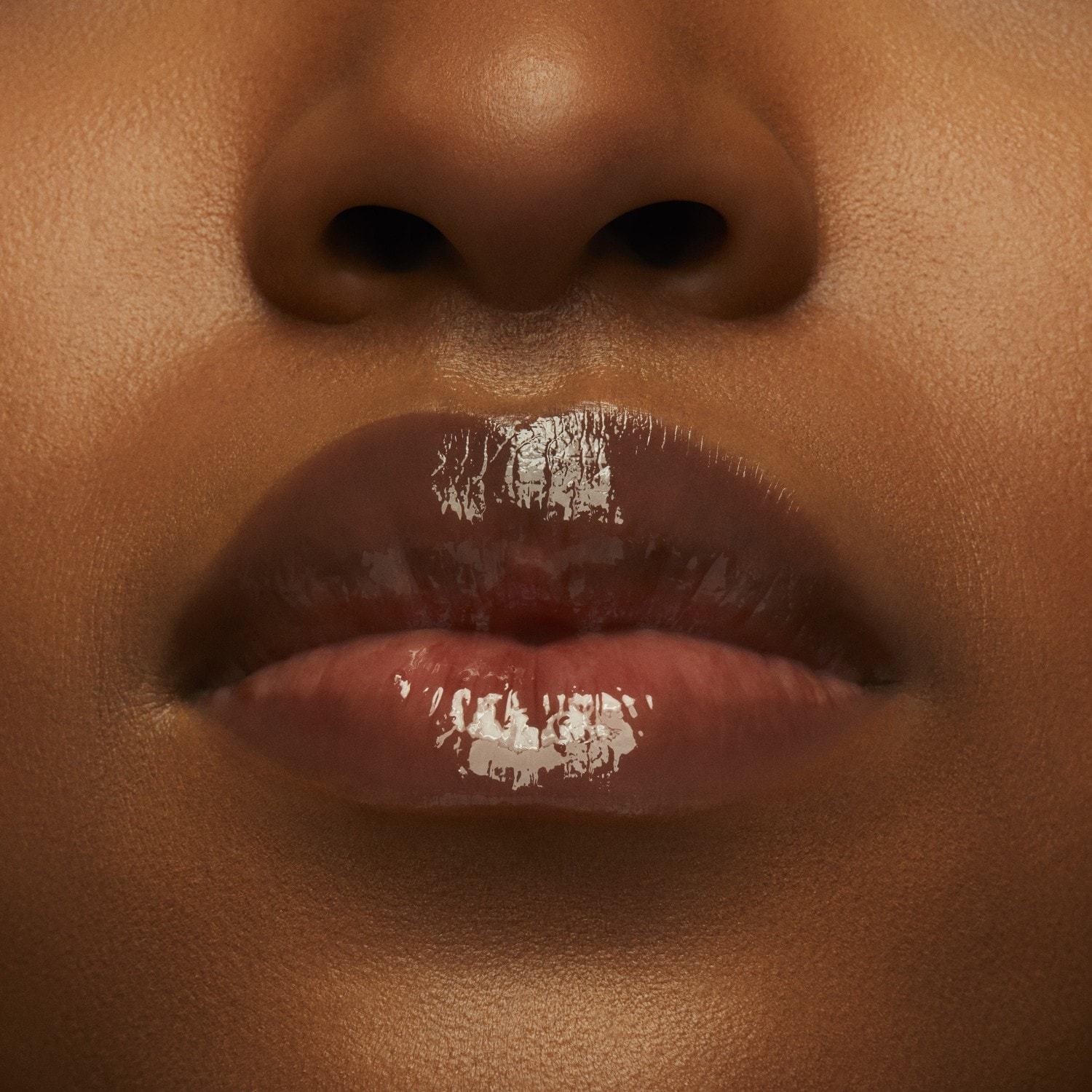 MAC lūpų balzamas NOCTURNA „Squirt Plumping Stick“ lūpų blizgis – 2,3 g
