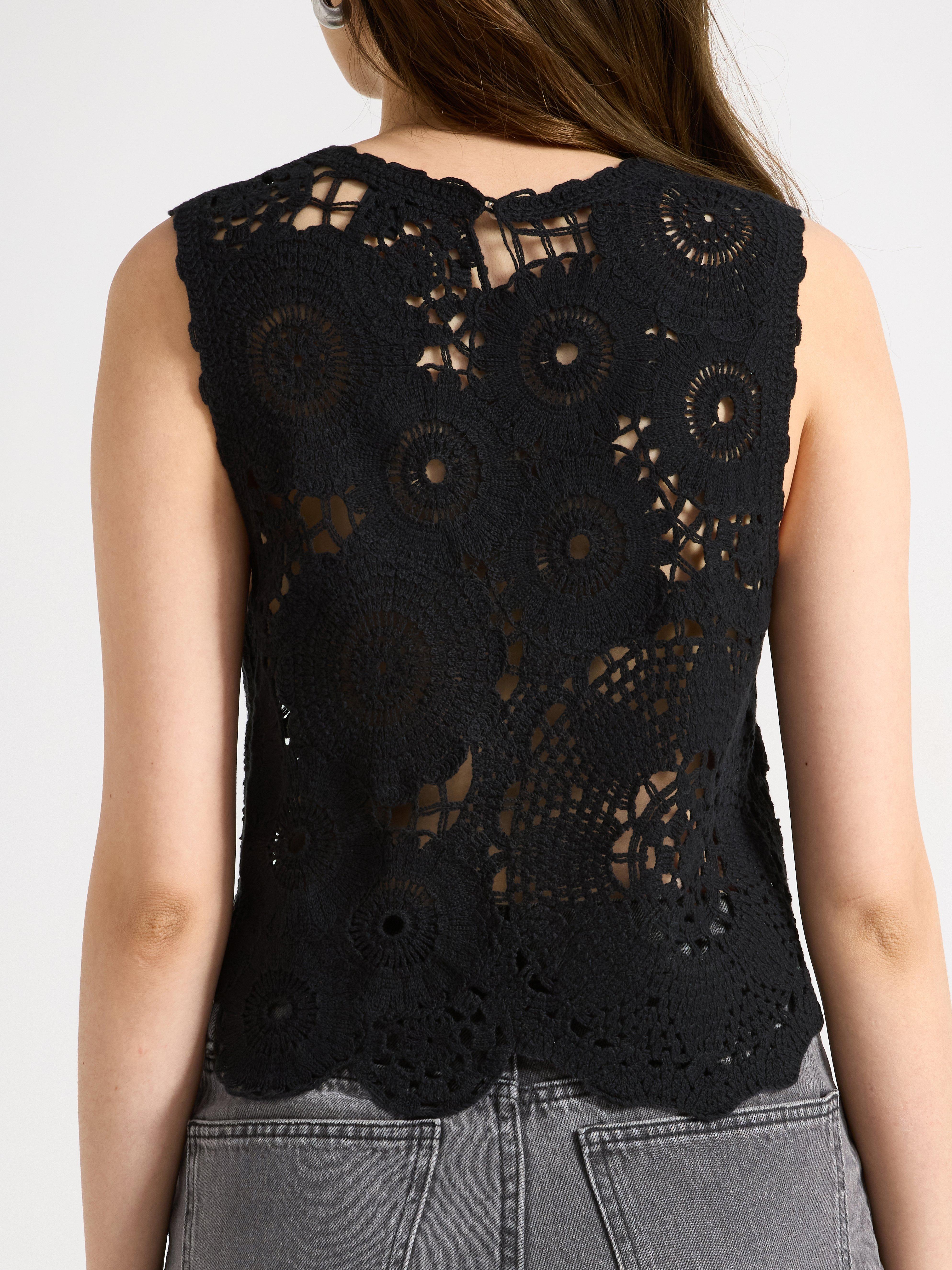 Top com detalhe de crochê preto