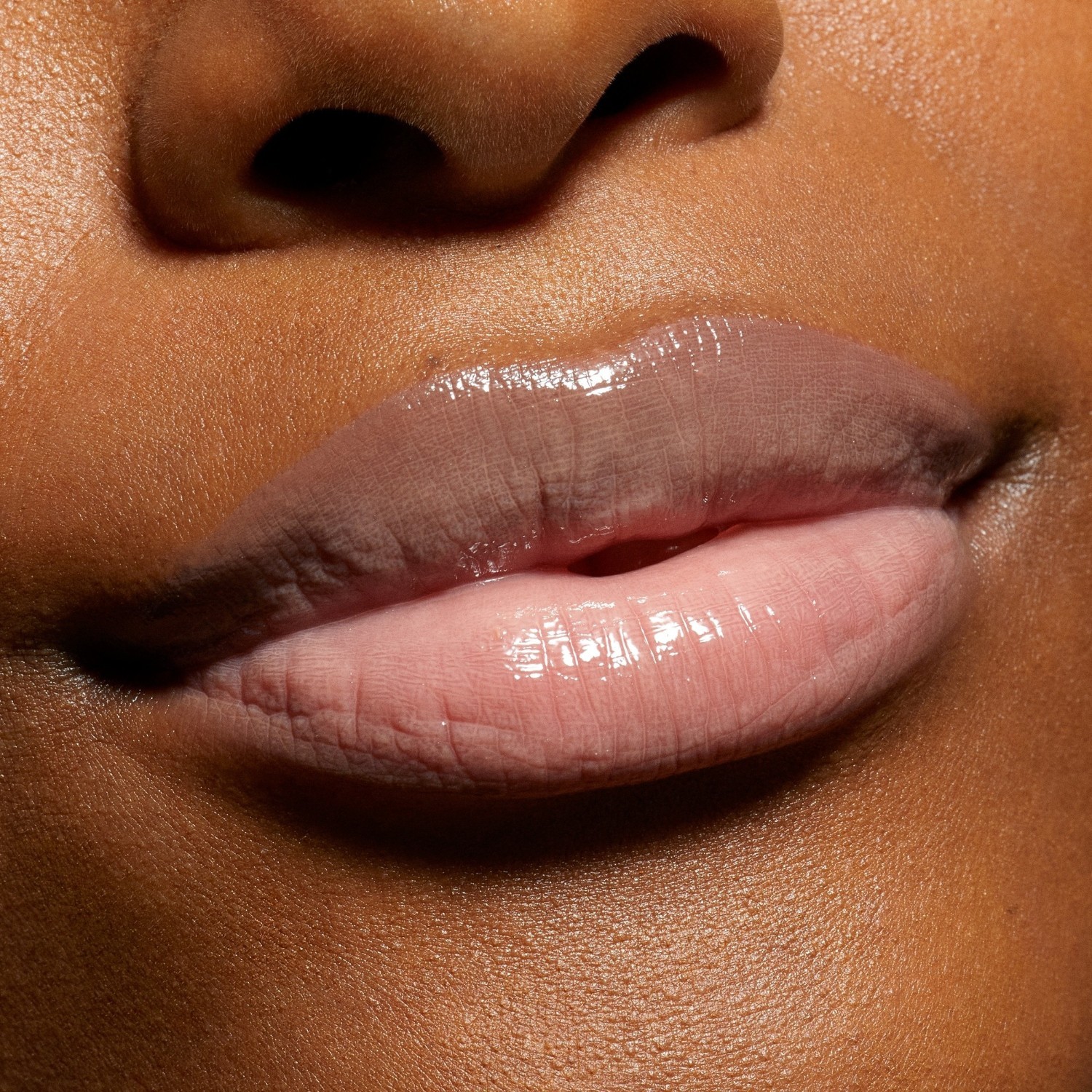 Kylie Cosmetics sjajilo za usne „Supple Kiss Lip Glaze“ – Nude Kiss, 3 ml