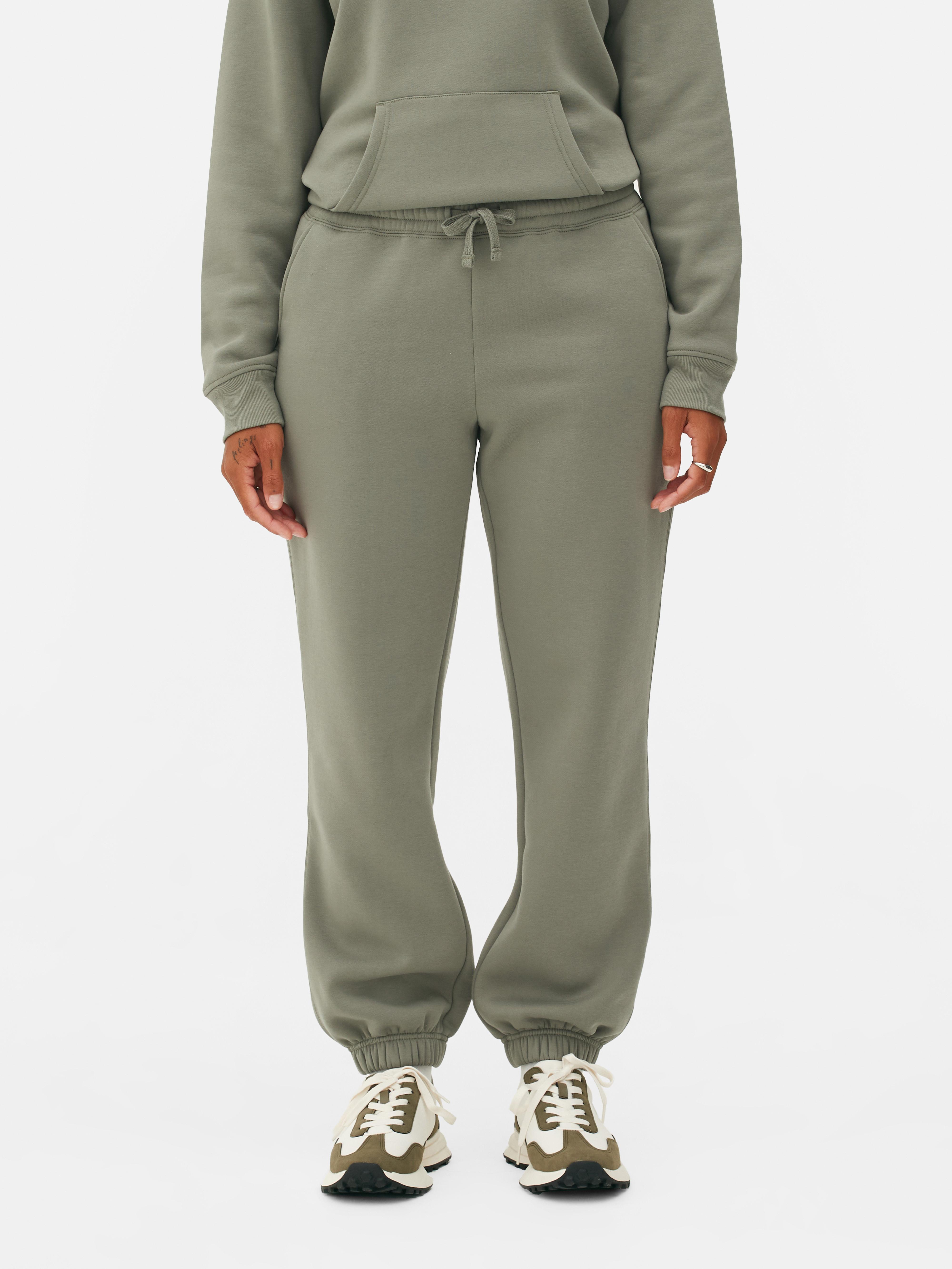 Pantaloni de jogging simpli cu croială regulată. Acești pantaloni de jogging cu manșete până la gleznă sunt indispensabili în garderoba ta casual.