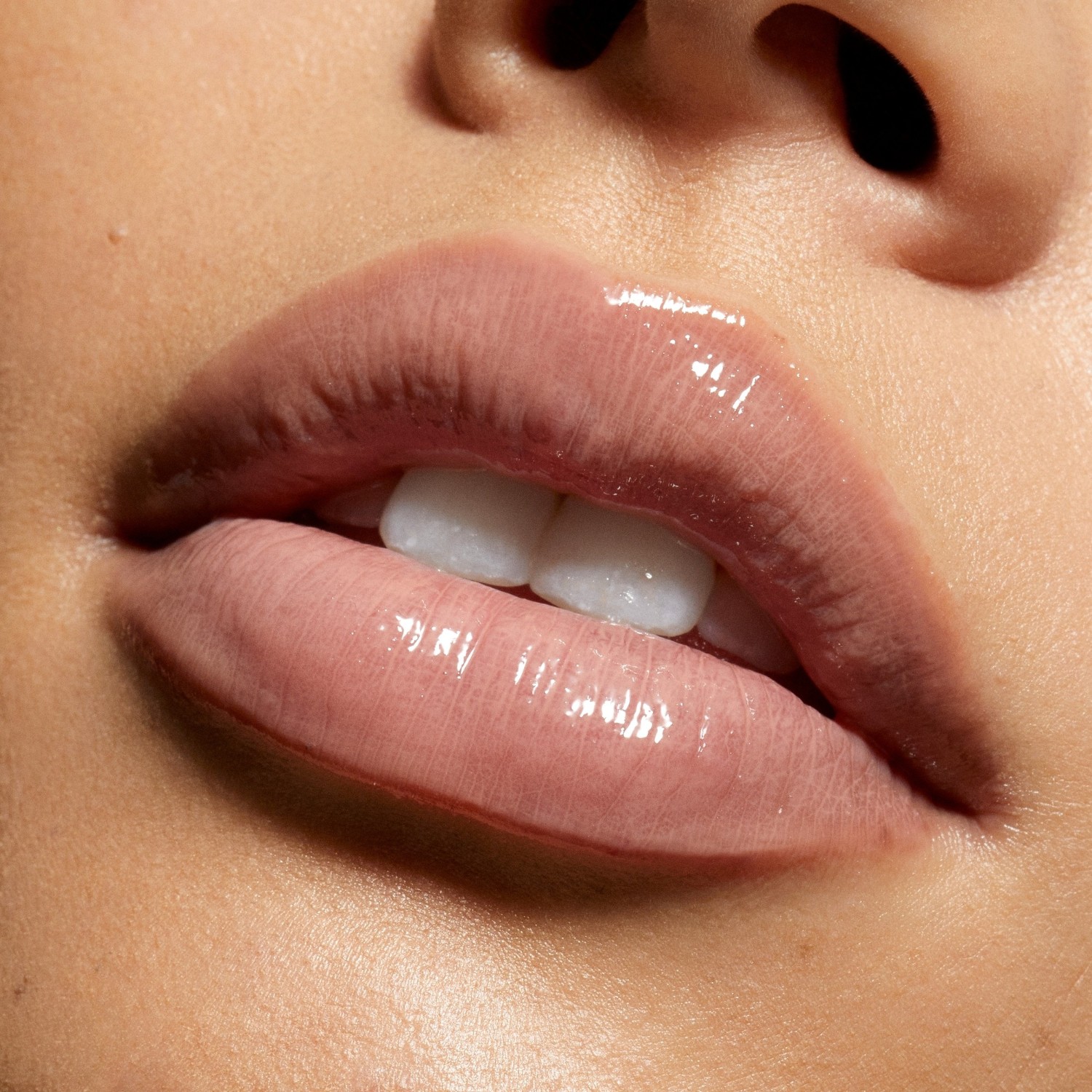 Kylie Cosmetics Lipgloss „Supple Kiss Lip Glaze“ – Nude Kiss, 3 ml