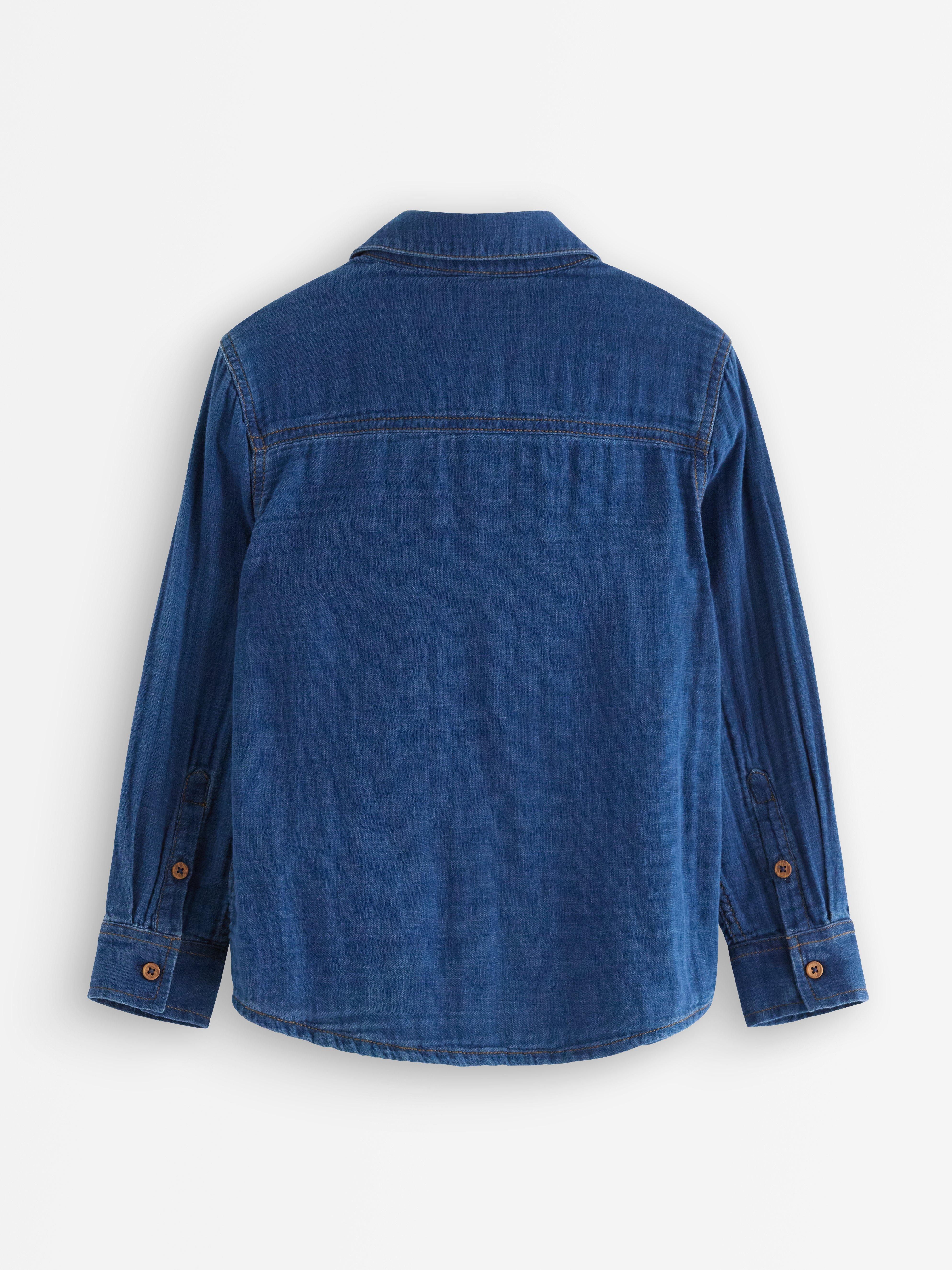 Camisa com efeito jeans, tamanho médio.