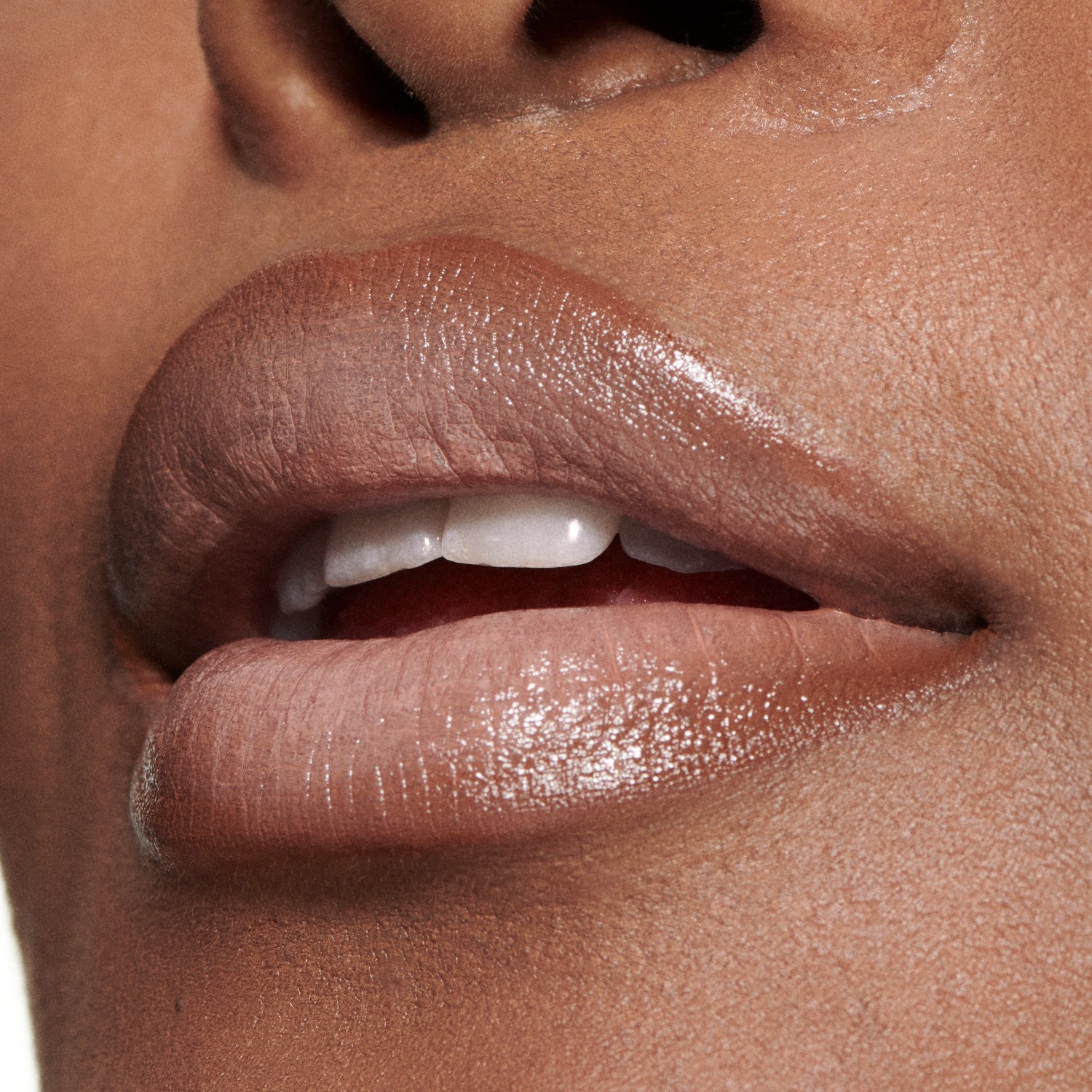 MAC lūpų dažai „Intimate Nudes“ MACximal Sleek Satin - 3,5 g
