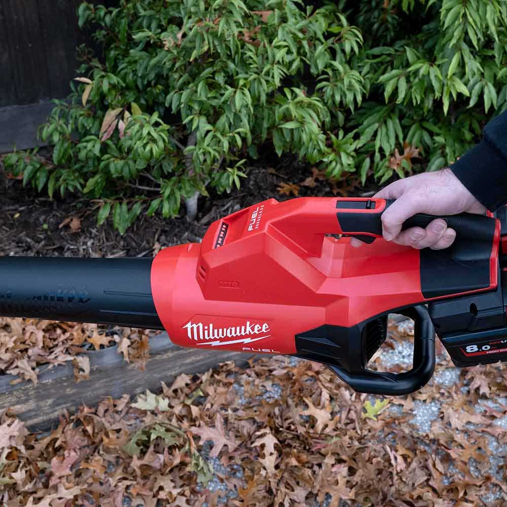 MILWAUKEE 18V FUEL™ Akku-Laubbläser mit zwei M18F2BL0 Akkus
