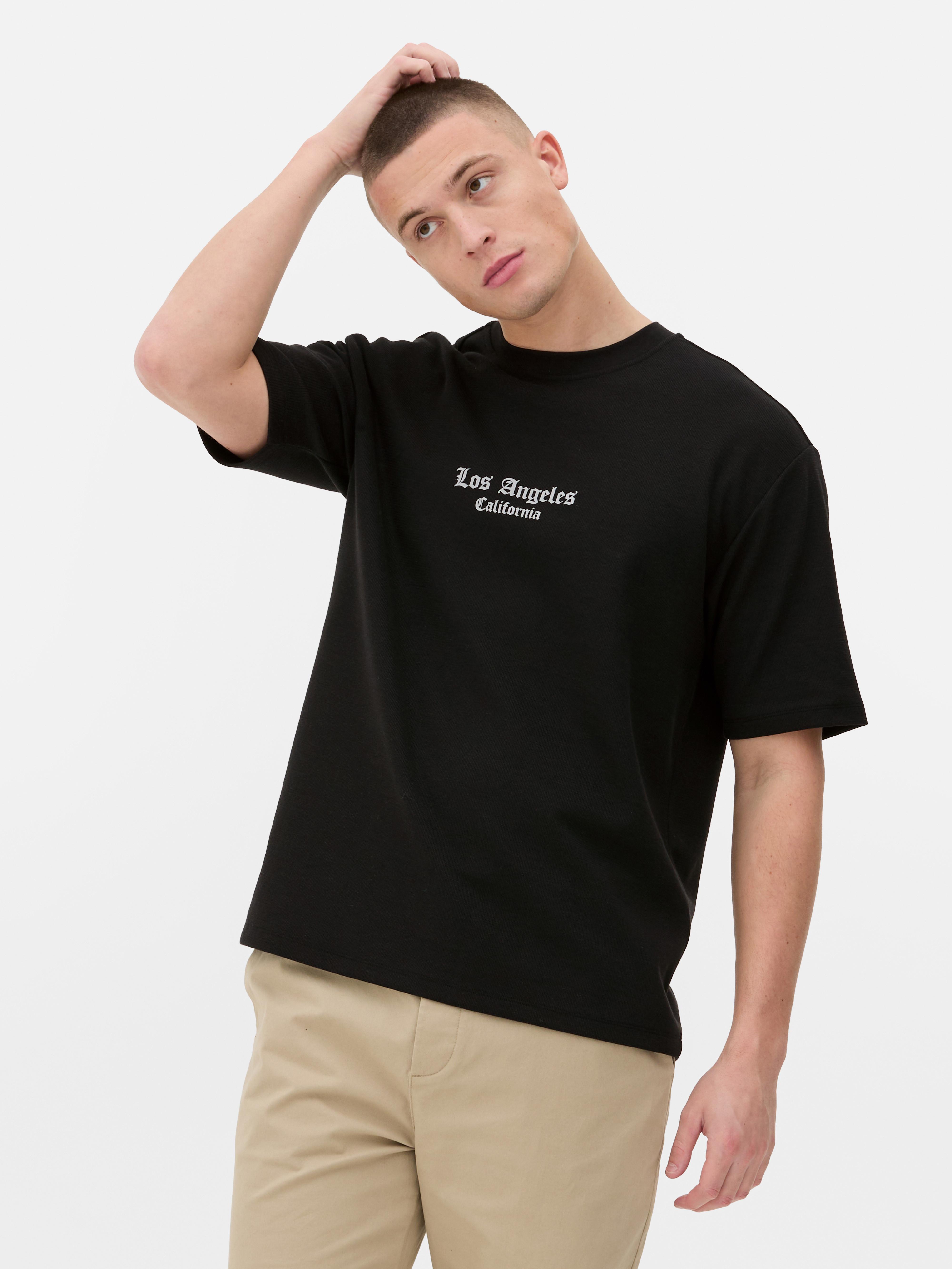 LA-Print-T-Shirt Ein normal geschnittenes T-Shirt mit Rundhalsausschnitt und kurzen Ärmeln