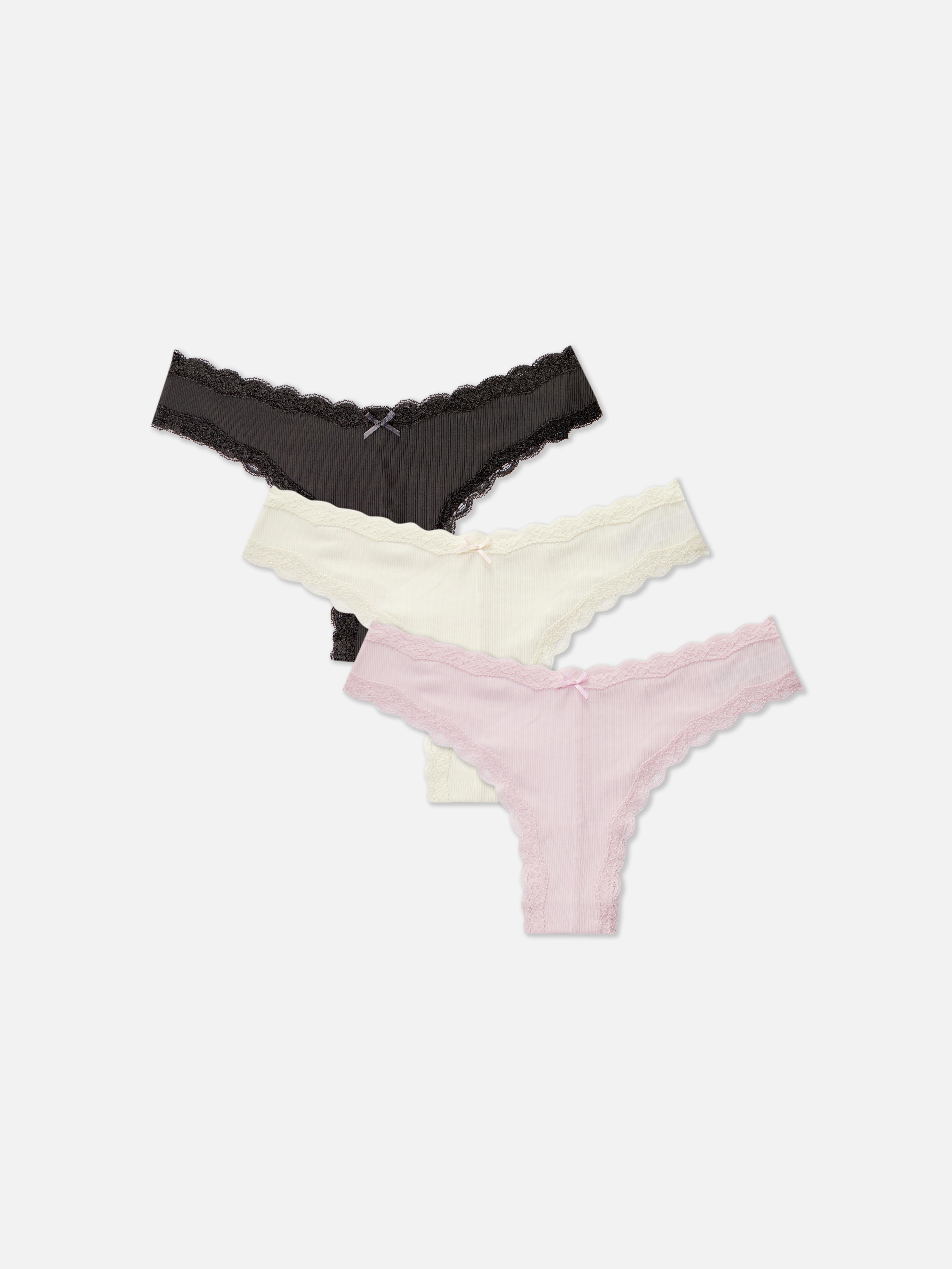 Gerippte brasilianische Slips, 3er-Set. Drei brasilianische Slips aus weichem Rippstrick mit dezenter Spitzenborte.
