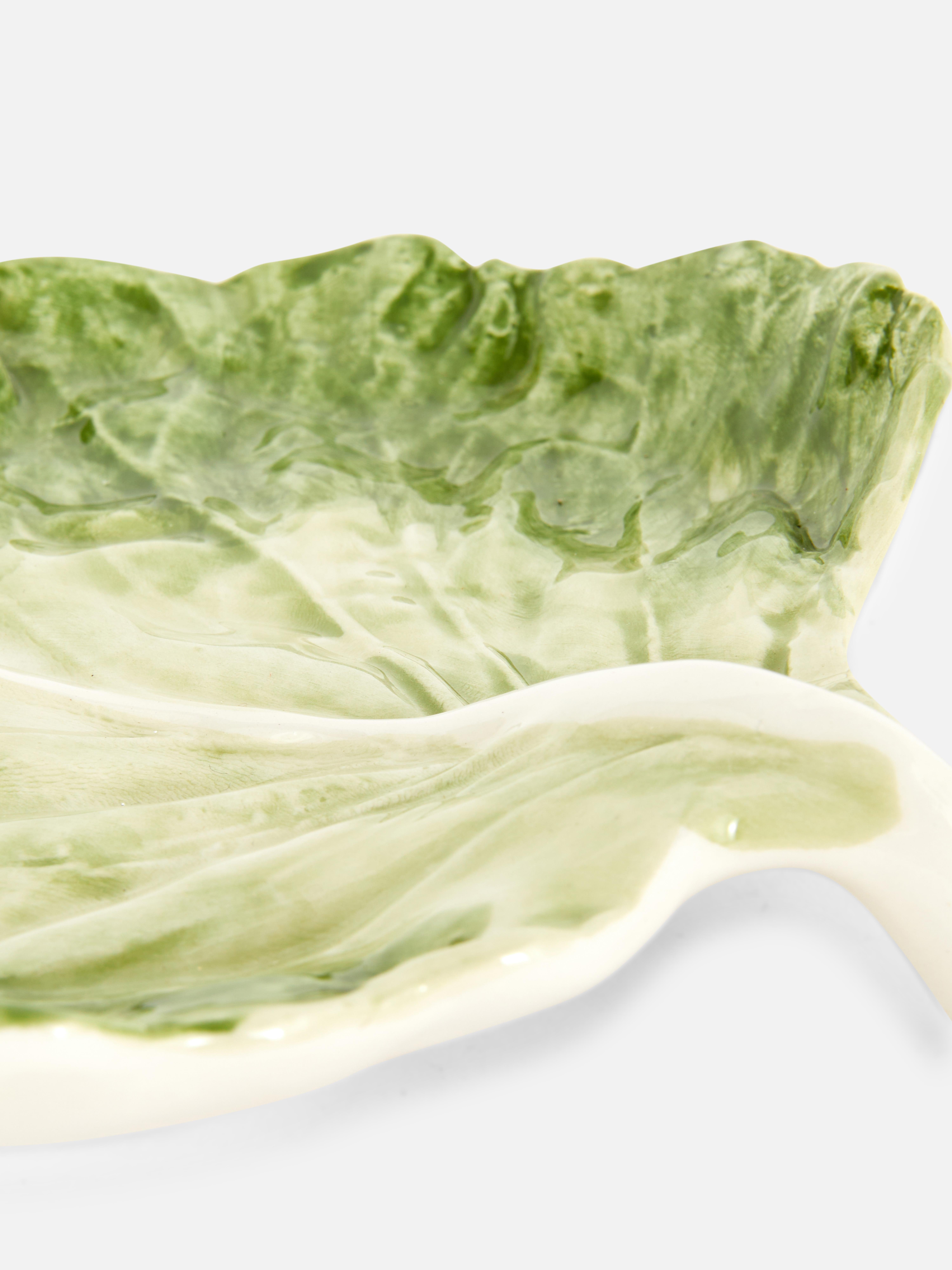 Farfurie în formă de varză O farfurie în formă de frunză de varză