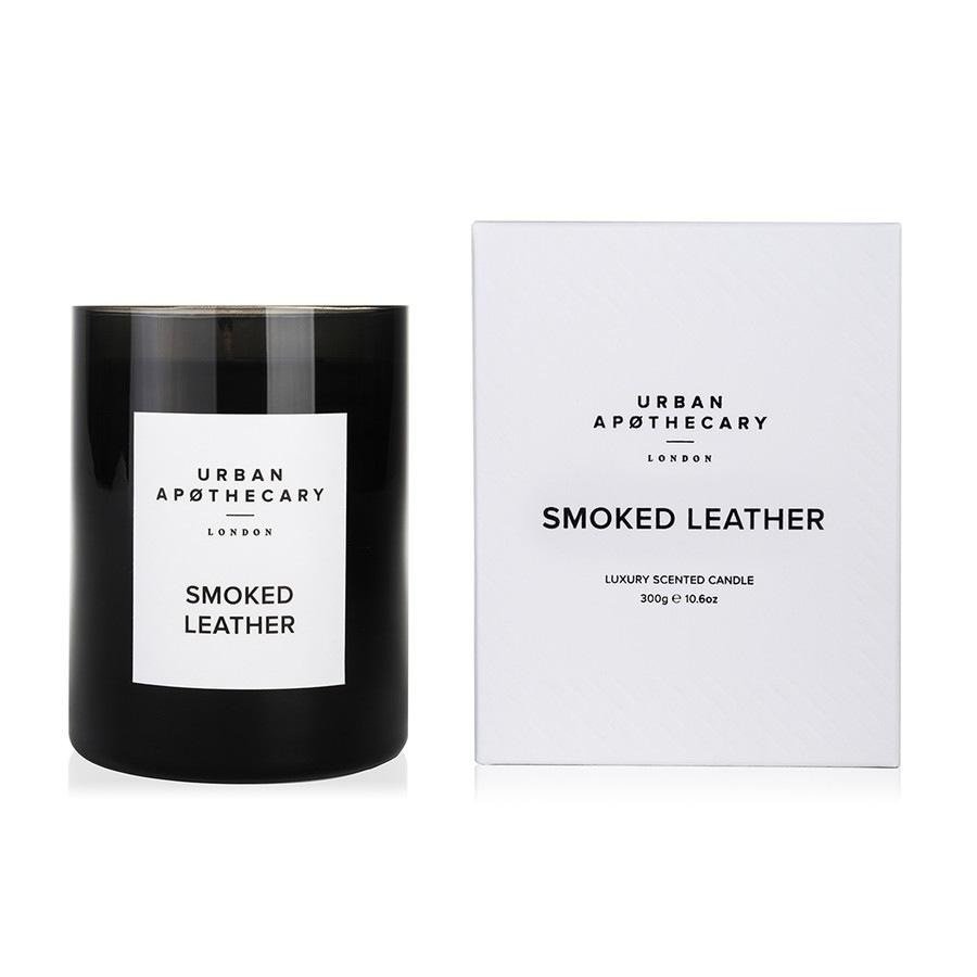 Mirisna svijeća Urban Apothecary u luksuznoj staklenoj kutiji, dimljena koža – 300 g