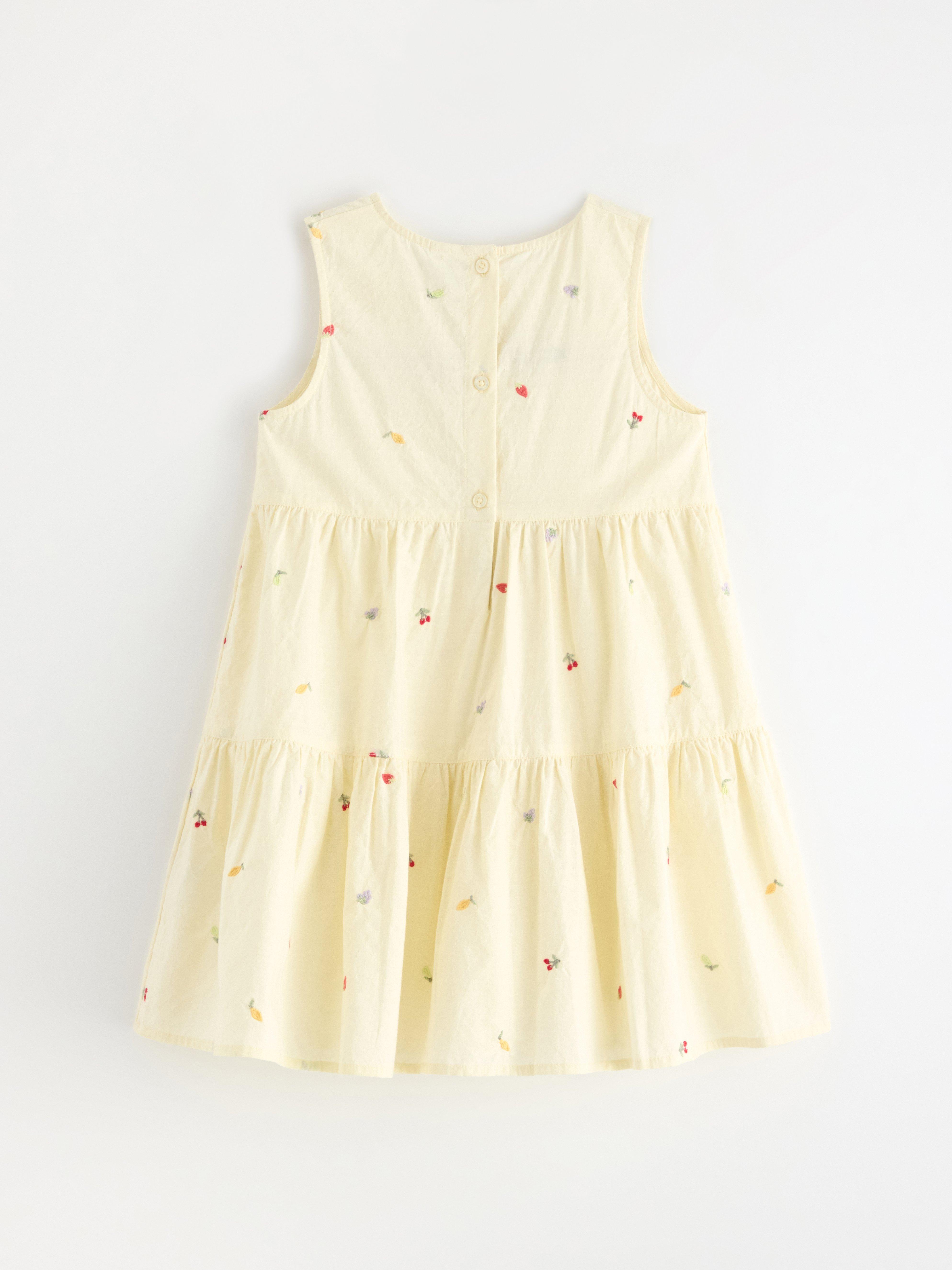 Vestido con bordados, color amarillo claro empolvado.