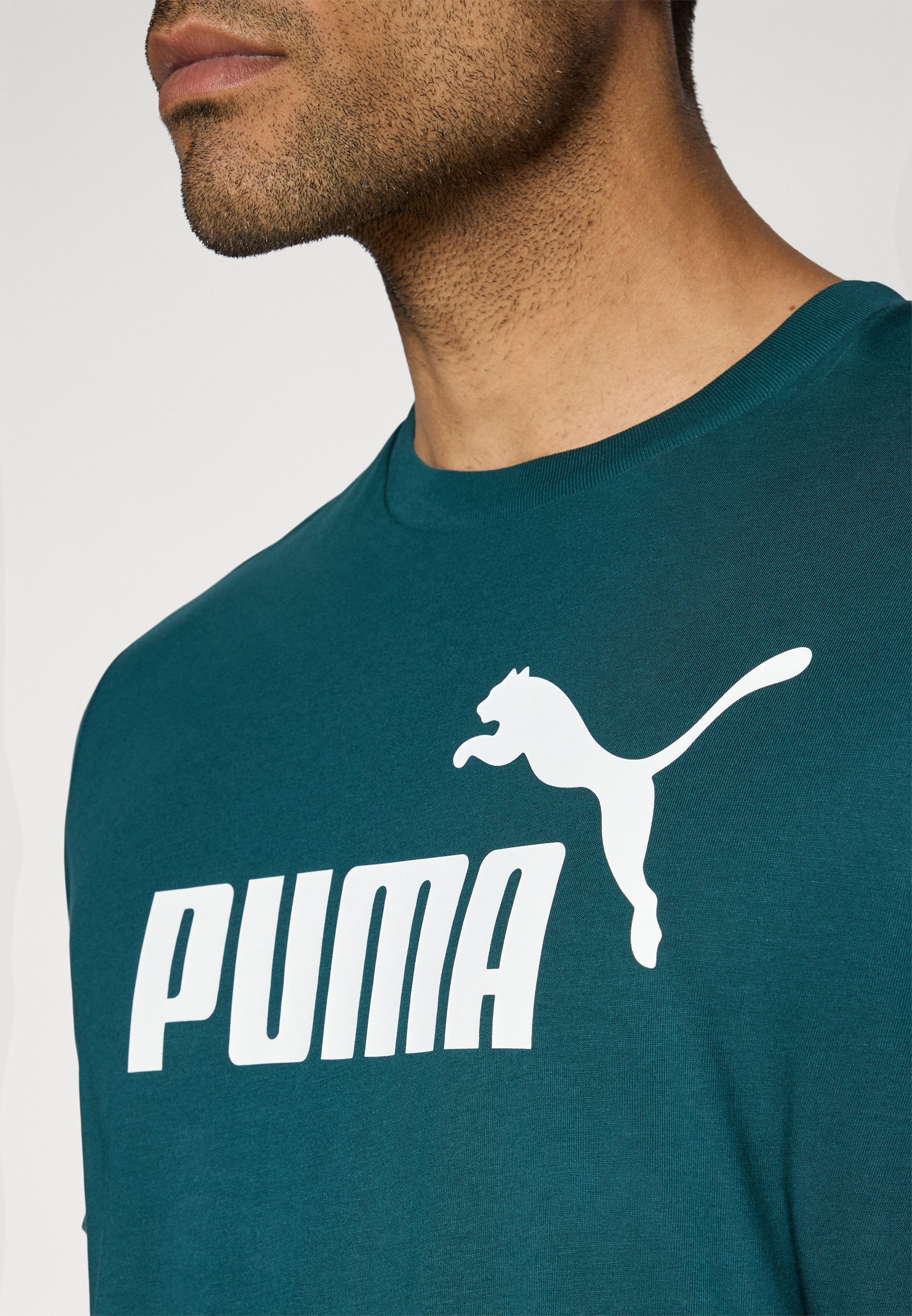 Puma LOGO T-shirt - T-shirt met print - groen terrein