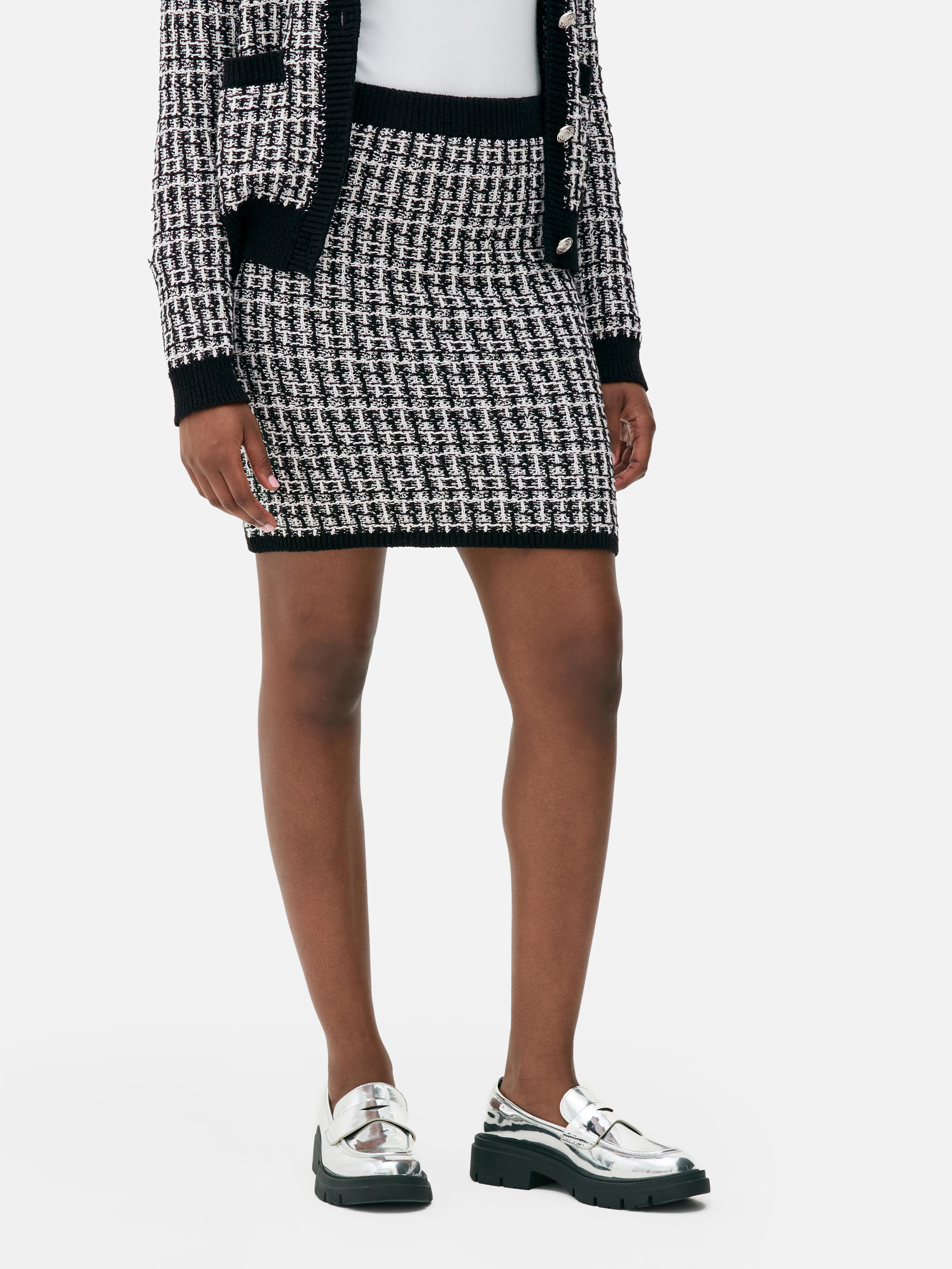 Tweed mini skirt A tweed mini skirt with an elastic waistband and ribbed hem