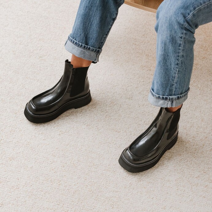 Boots à plateformes, bouts carrés et élastiques  en cuir glacé noir