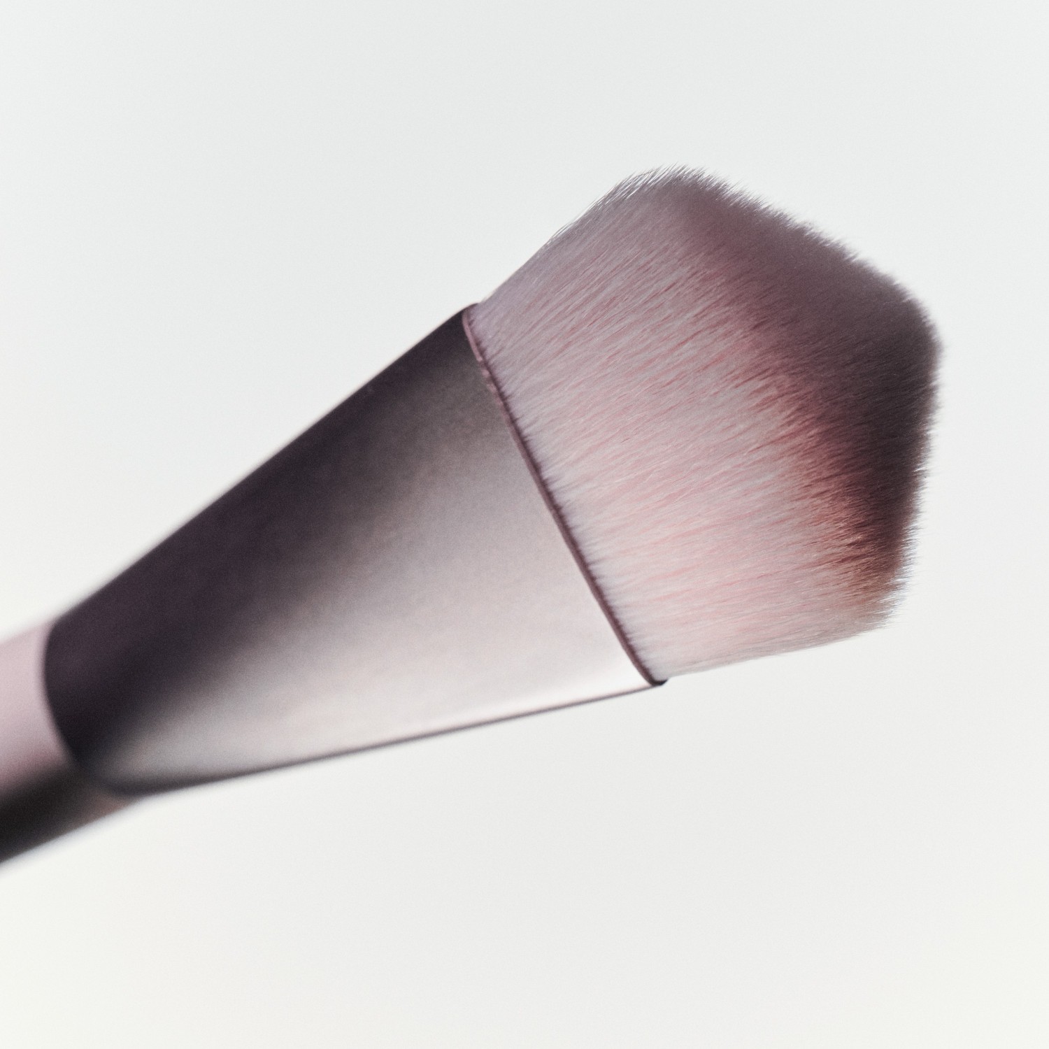 Štetec na podkladovú bázu KYLIE COSMETICS, štetec na odtieň pleti Kylie Cosmetics 03 – 1 kus