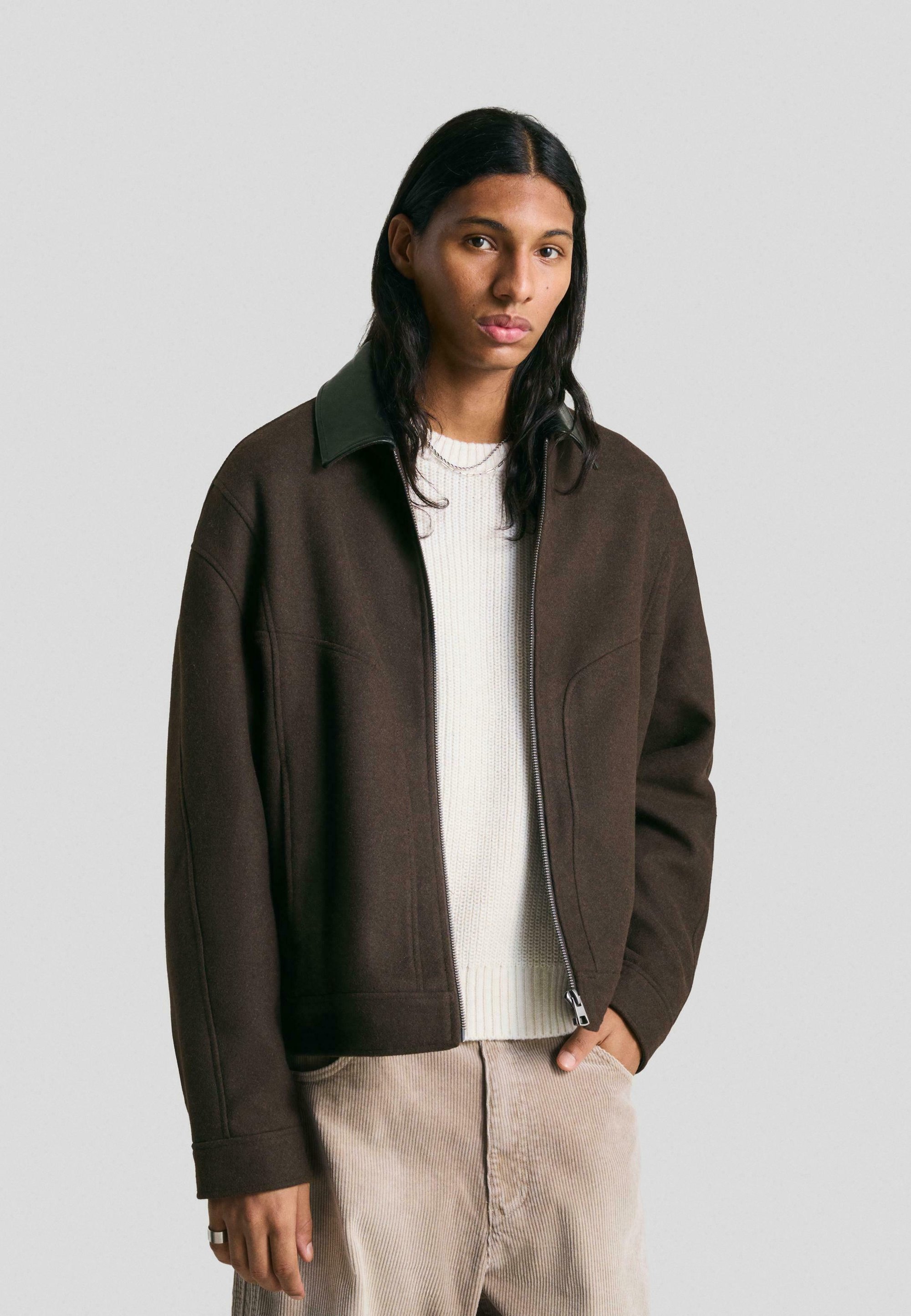 Bershka CONTRAST COLLAR - Ľahká bunda - tmavohnedá