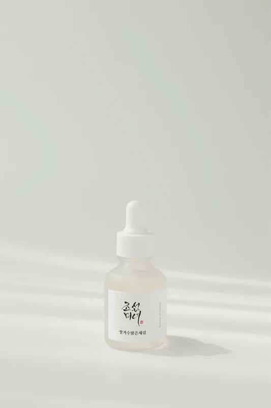 „Beauty of Joseon Glow Deep Serum Rice + Arbutin“ skaistinamasis serumas, suvienodinantis odos atspalvį.