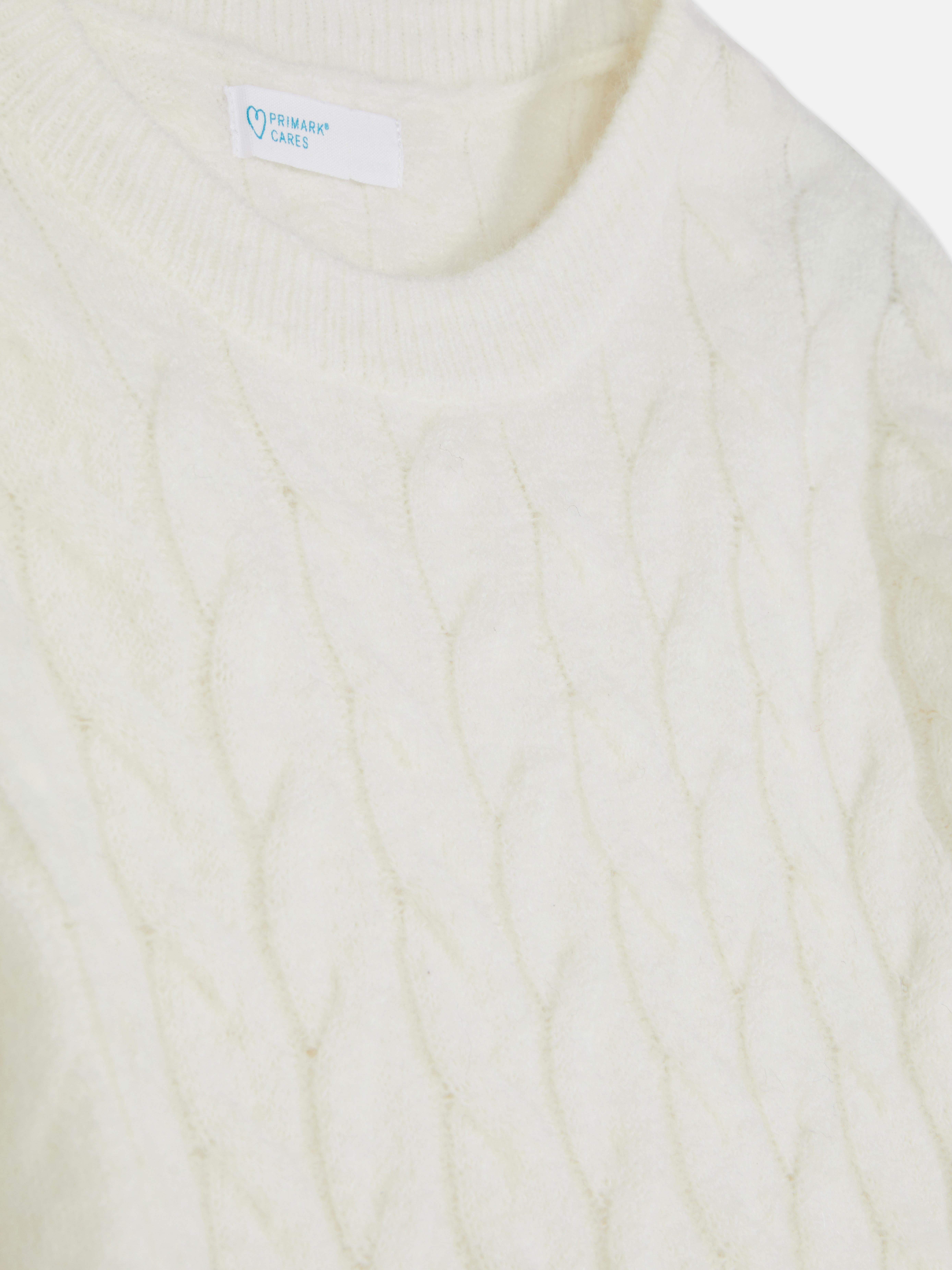 Zopfstrickpullover Ein Zopfstrickpullover mit Rundhalsausschnitt und klassischer Passform