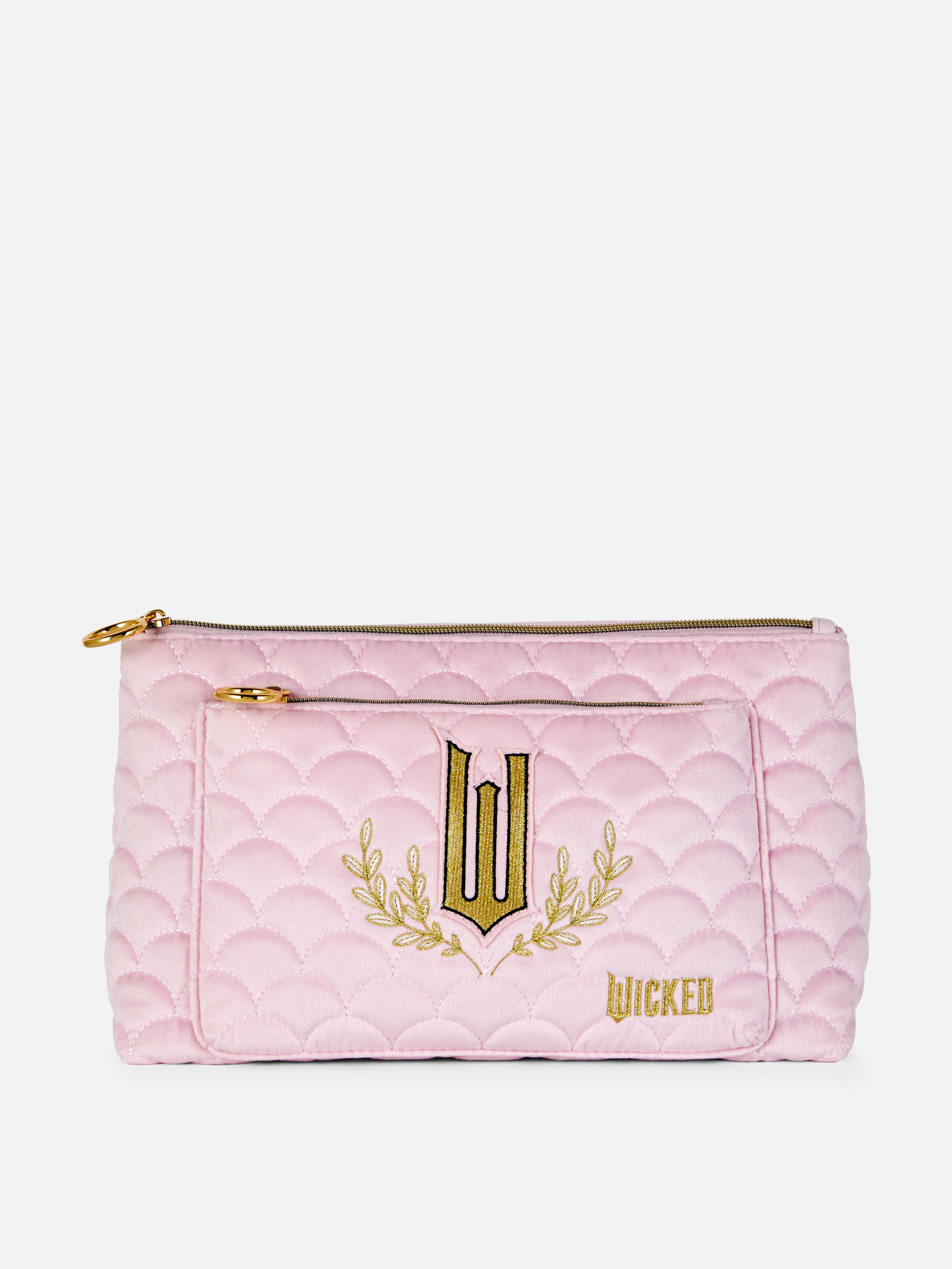 Geantă de toaletă Wicked x Primark cu logo. O geantă de toaletă roz cu logo-ul filmului Wicked.