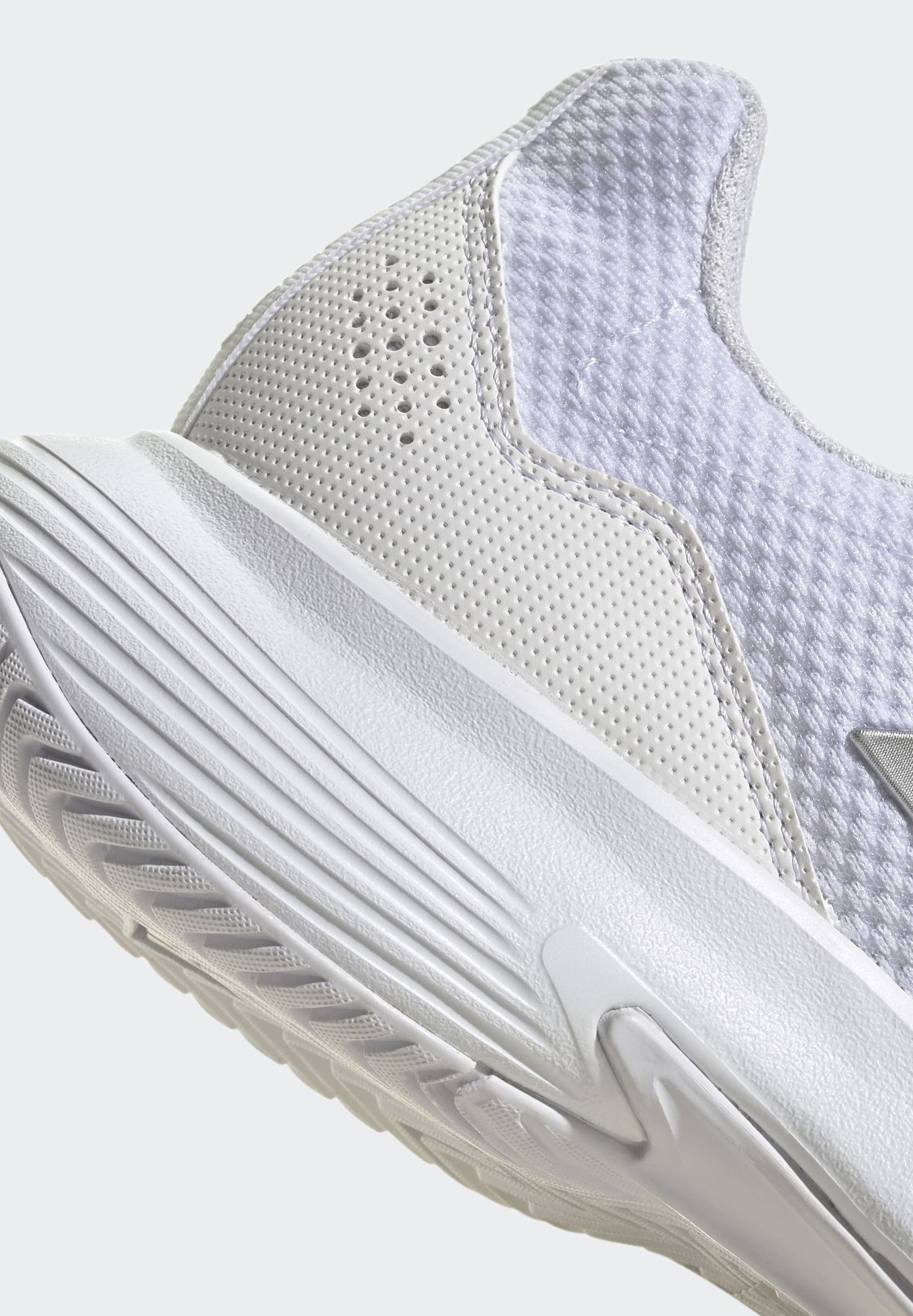adidas Performance GAMECOURT 2 - Multicourt-Tennisschuhe - Wolkenweiß Silber Metallic Wolkenweiß
