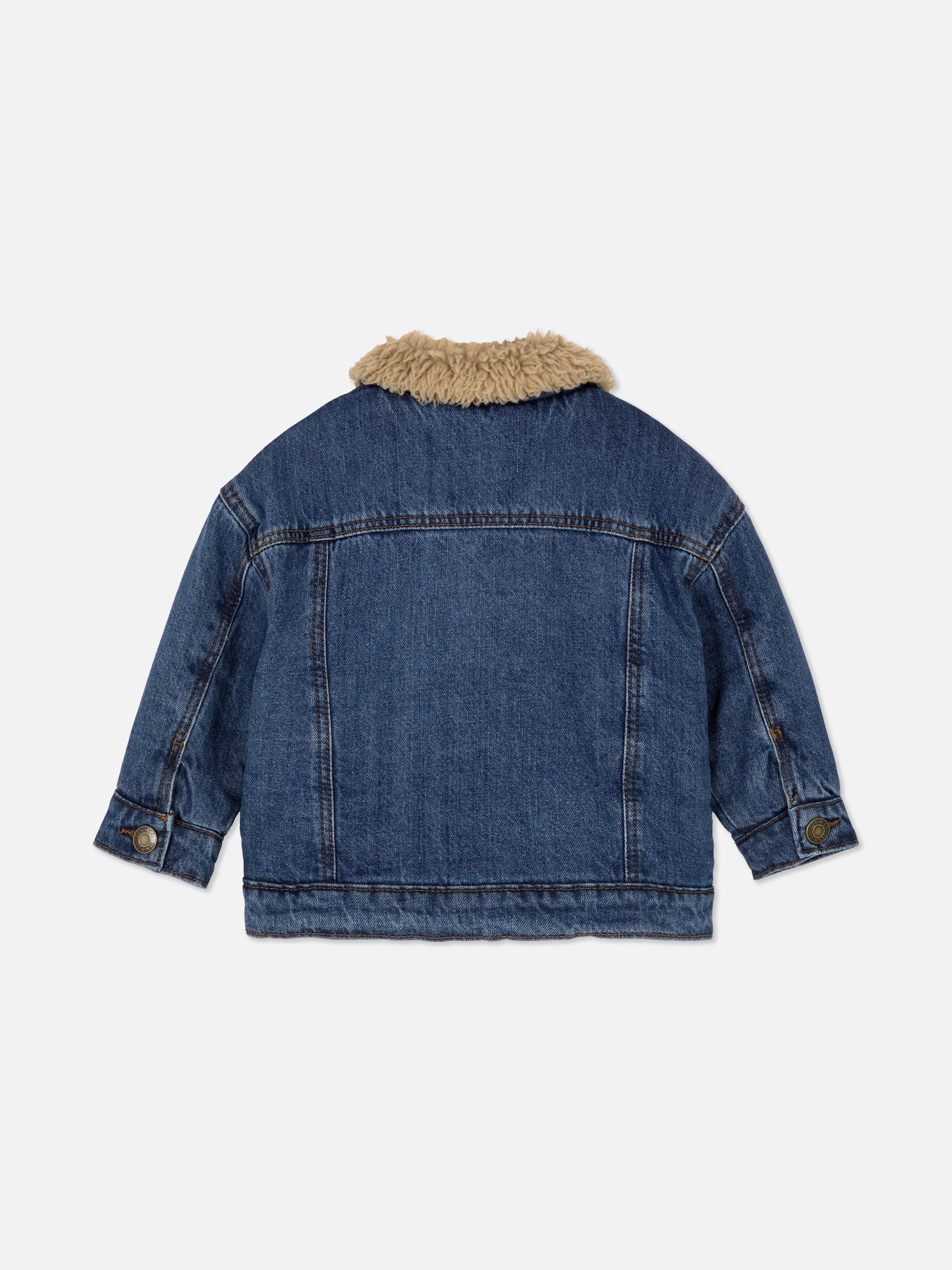 Jachetă din denim cu guler tip borg O jachetă din denim cu guler tip borg, închidere cu nasturi în față și buzunare