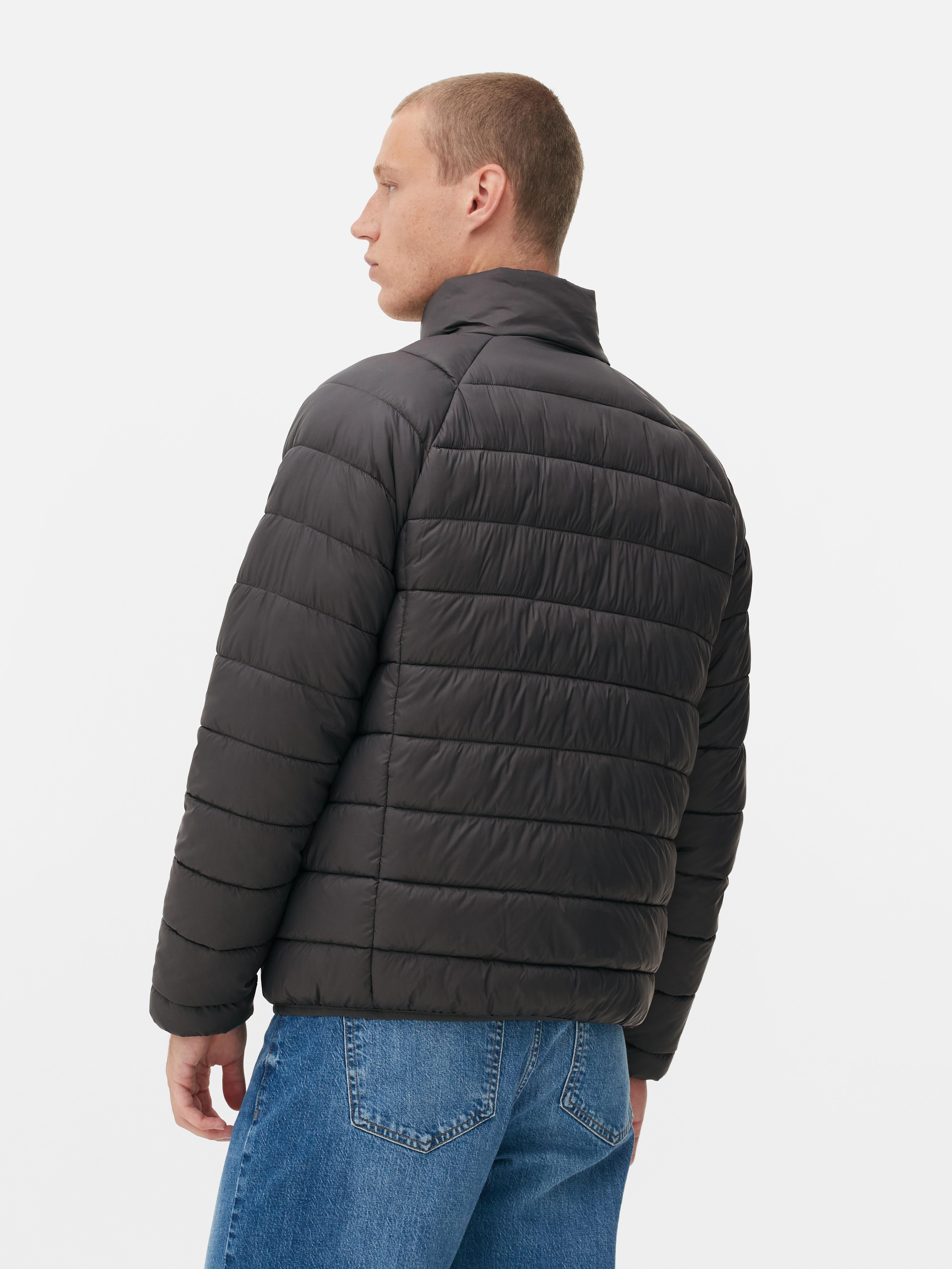 Steppjacke mit Stehkragen. Eine lässige Steppjacke mit Stehkragen, Reißverschluss und Taschen.