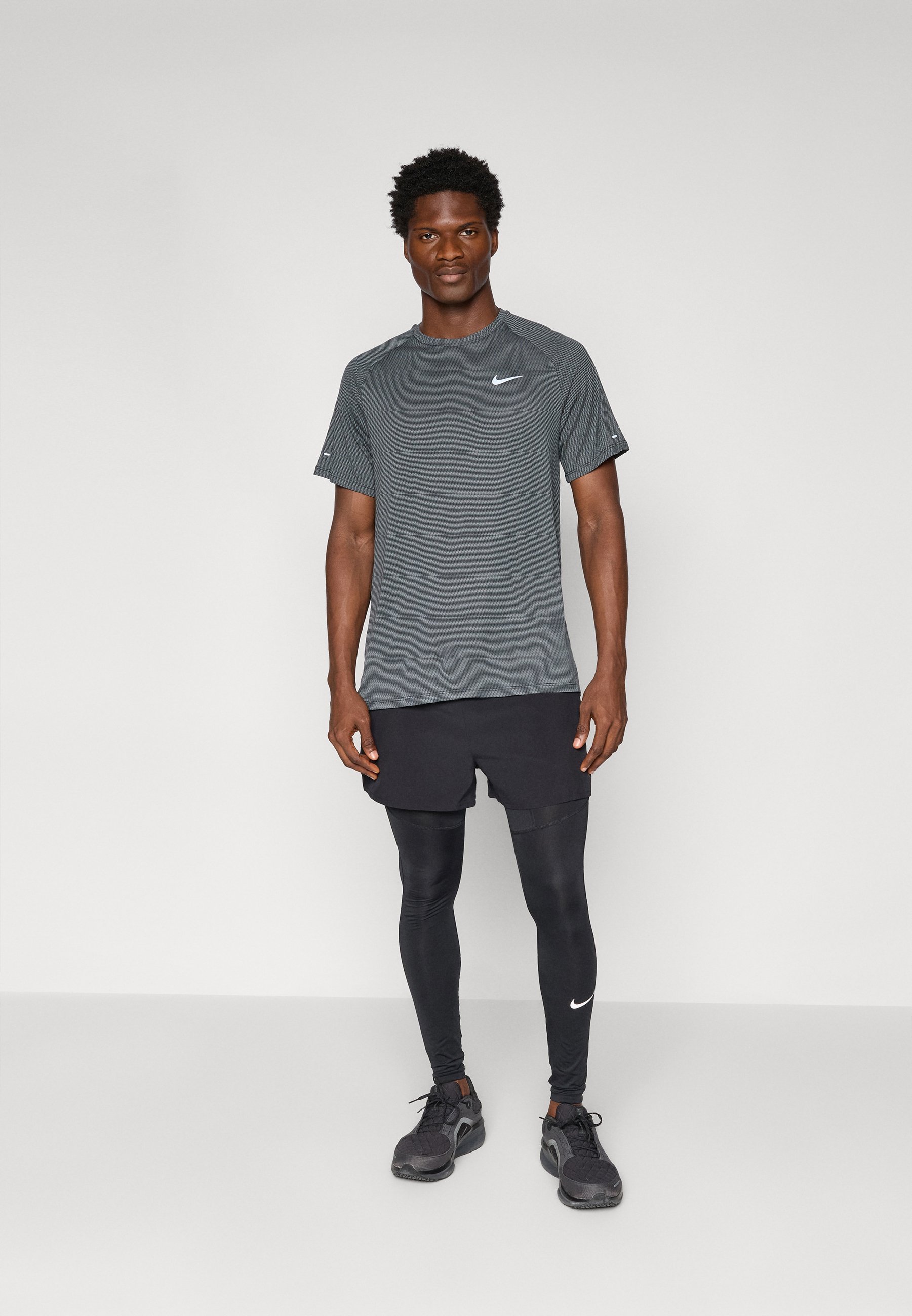 Nike Performance STRIDE - T-shirt sportiva - nero/argento riflettente