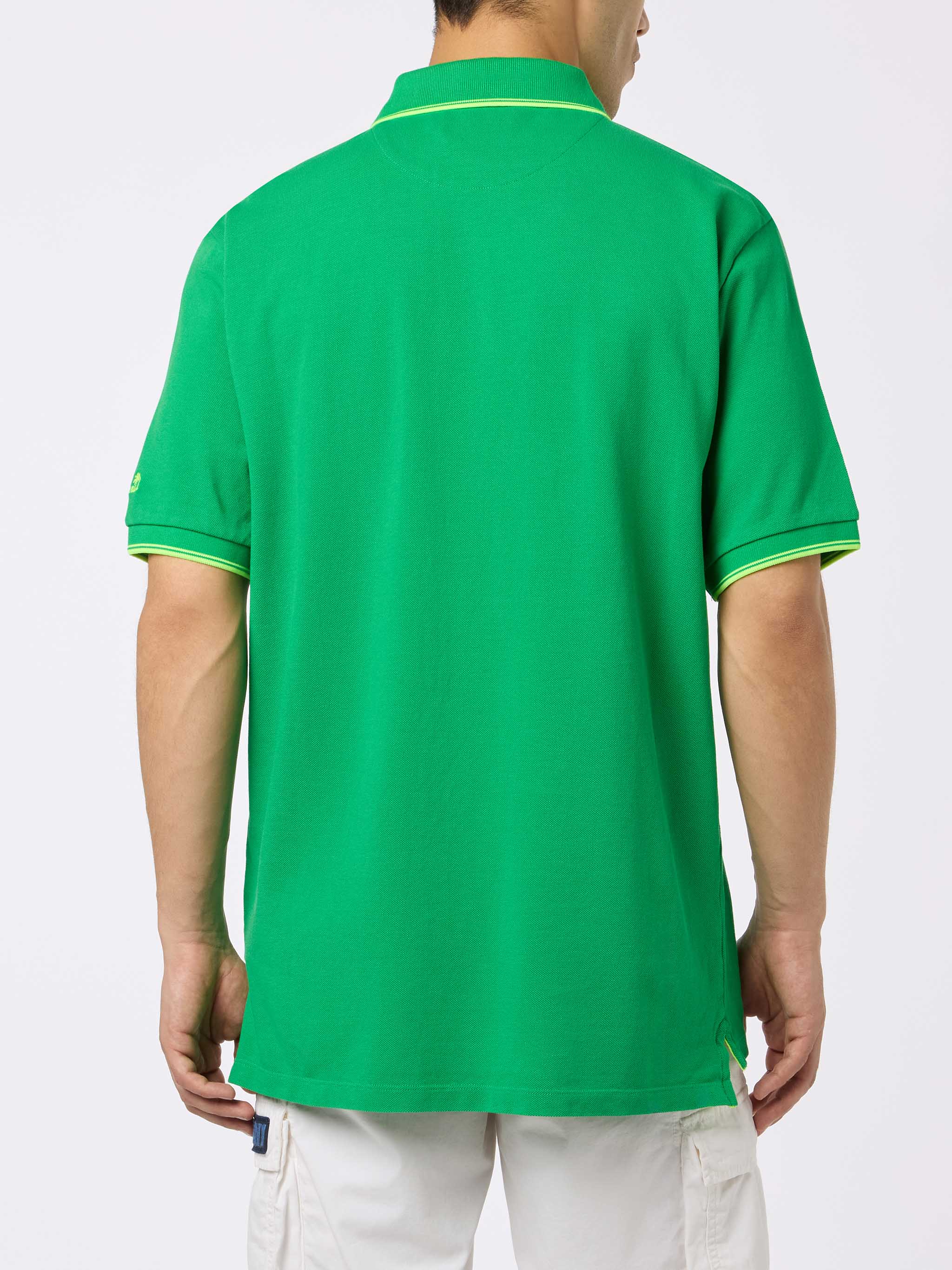 Herenpoloshirt van Beverly Hills Green, gemaakt van katoenpiqué, met palmboomborduurwerk.