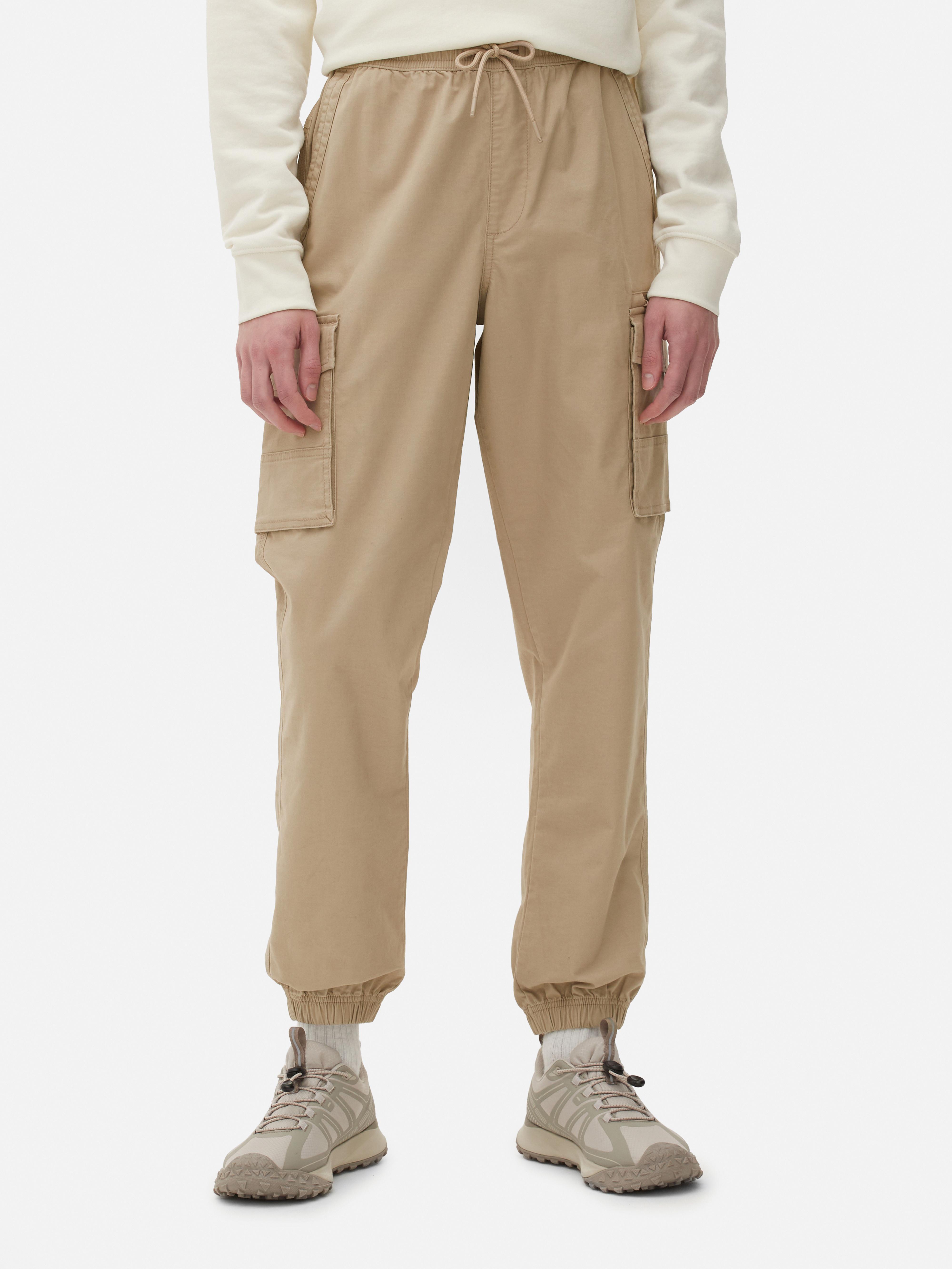 Pantaloni cargo lejeri cu manșete la gleznă. Acești pantaloni cargo sunt eleganți și practici.