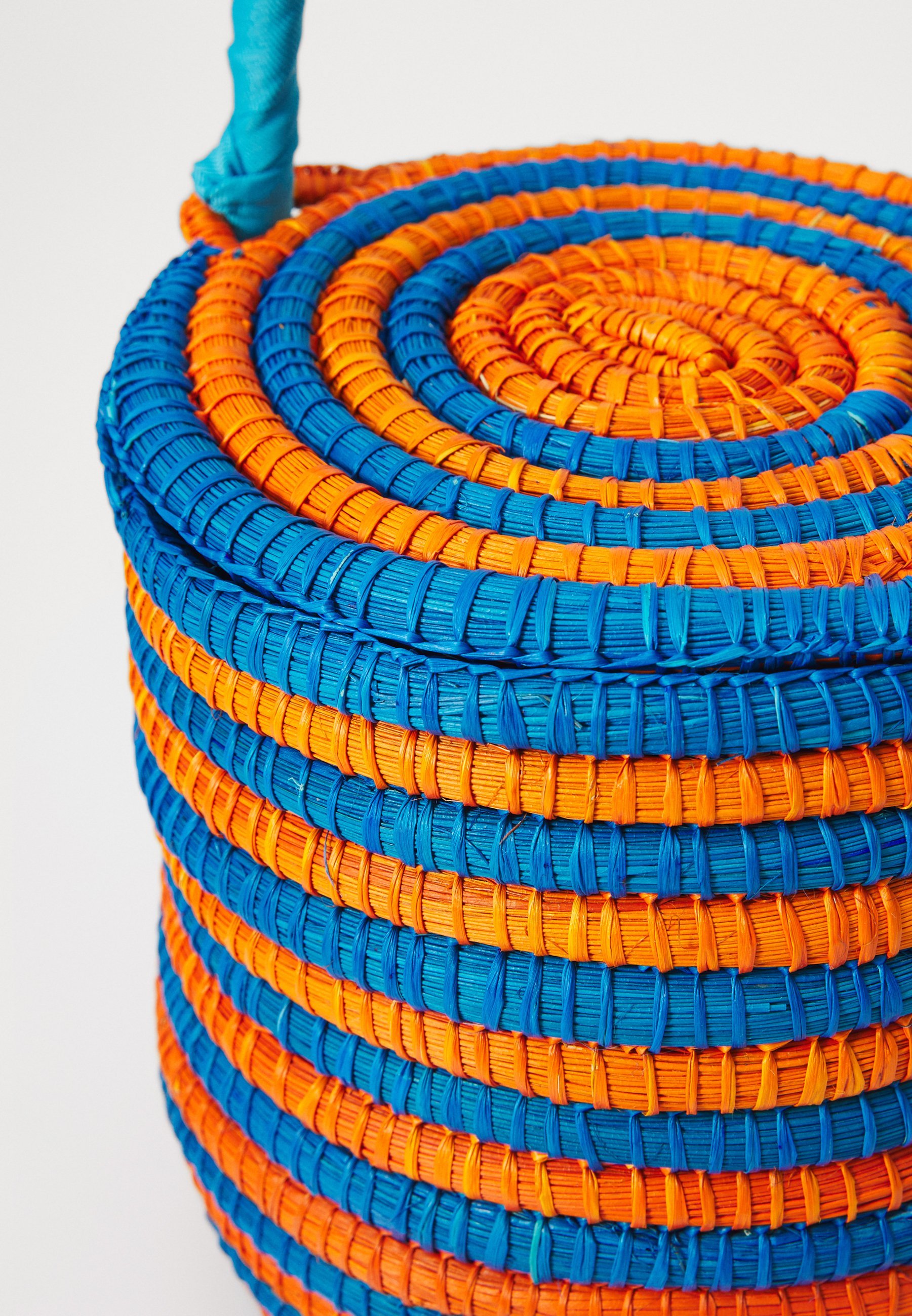 Sensi Studio Gestreifter Picknickkorb - Handtasche - Hellblau-Terracotta/Türkis