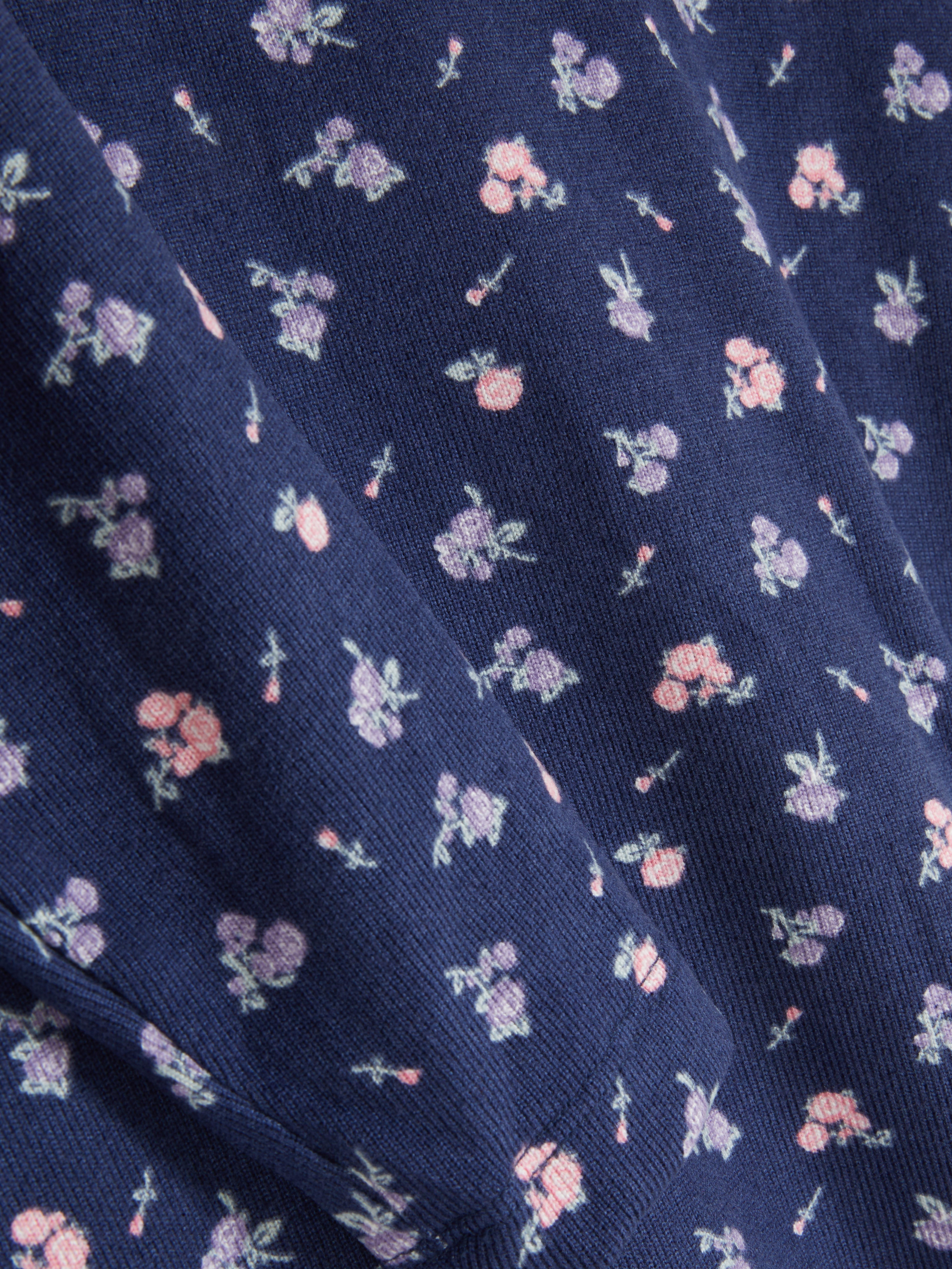 Top de pijama tricotat cu flori Un top de pijama cu model floral, mâneci lungi și margine picot la decolteu