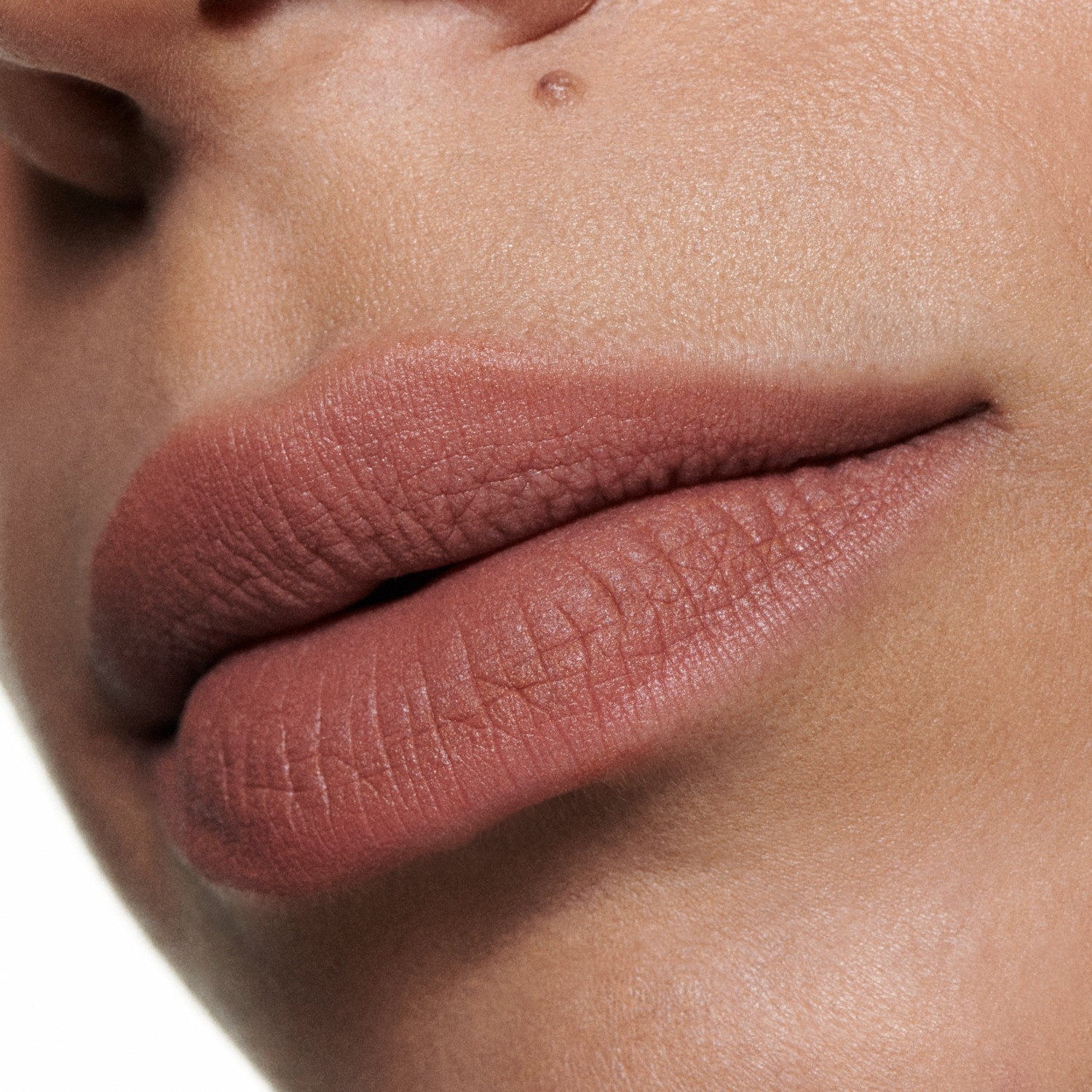 MAC skysti lūpų dažai „Intimate Nudes Powder Kiss“ – 5 ml