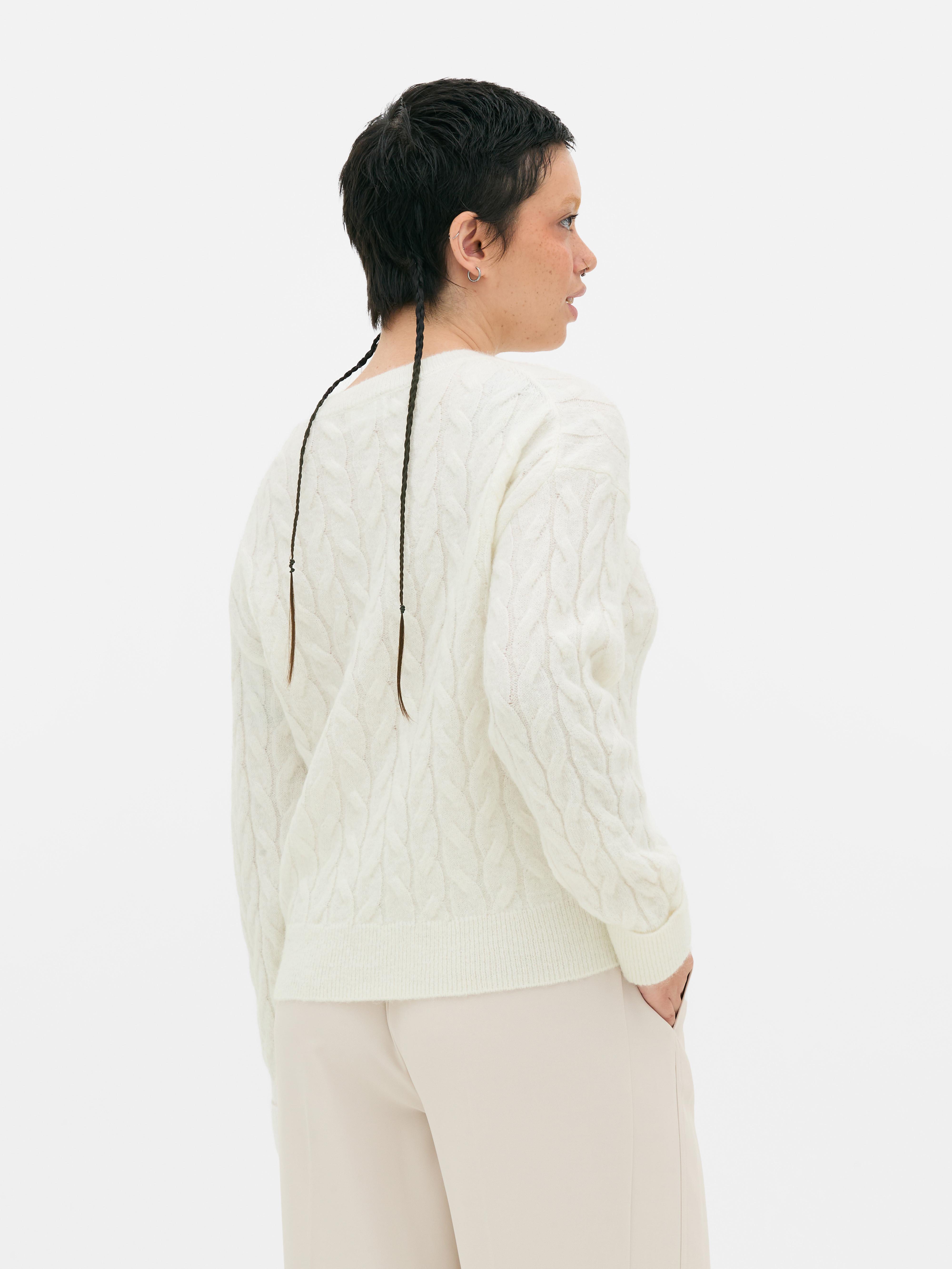 Zopfstrickpullover Ein Zopfstrickpullover mit Rundhalsausschnitt und klassischer Passform