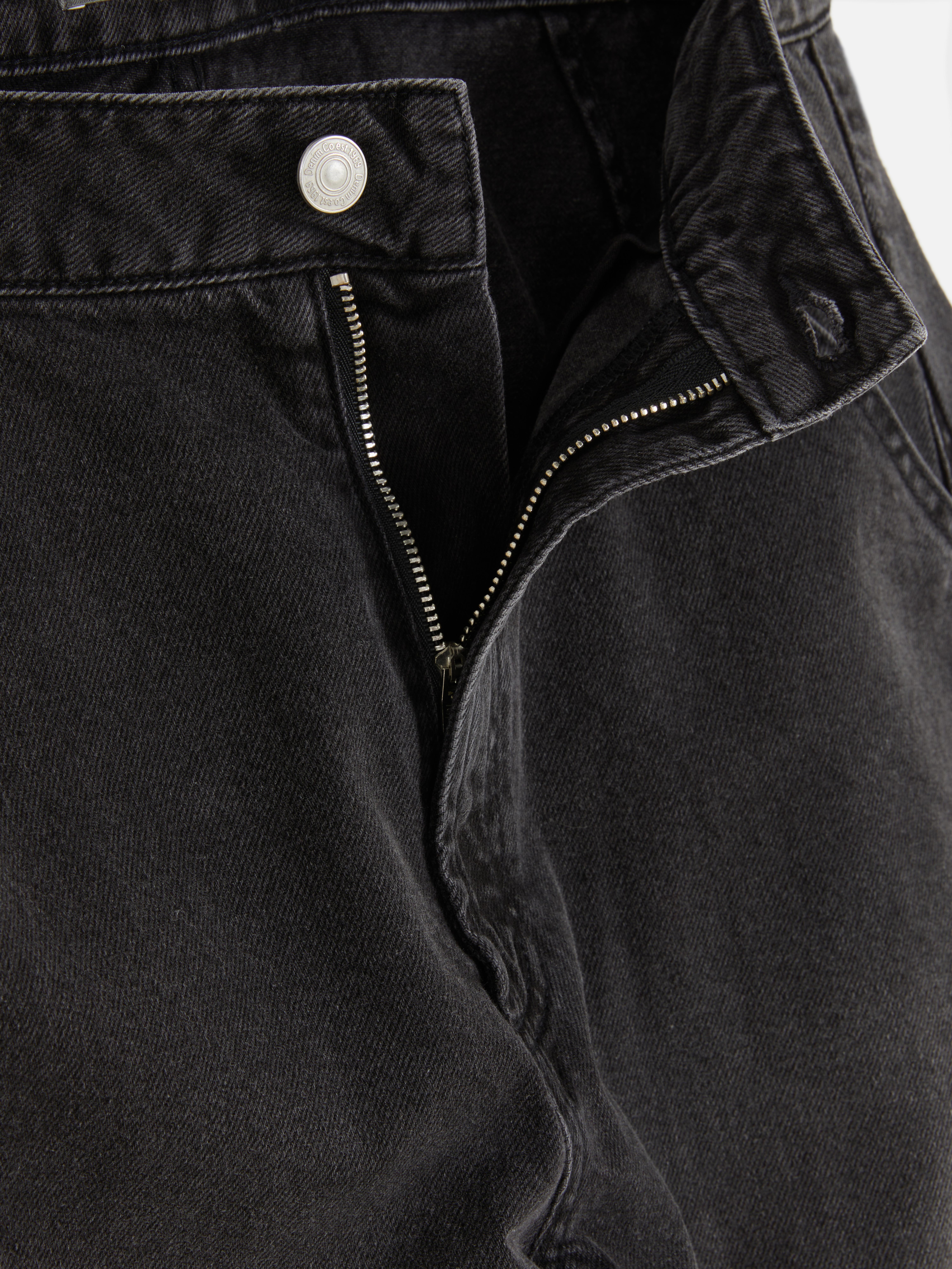 Weit geschnittene Cargo-Jeans. Eine funktionelle Jeans mit weitem Bein und großen Cargotaschen.