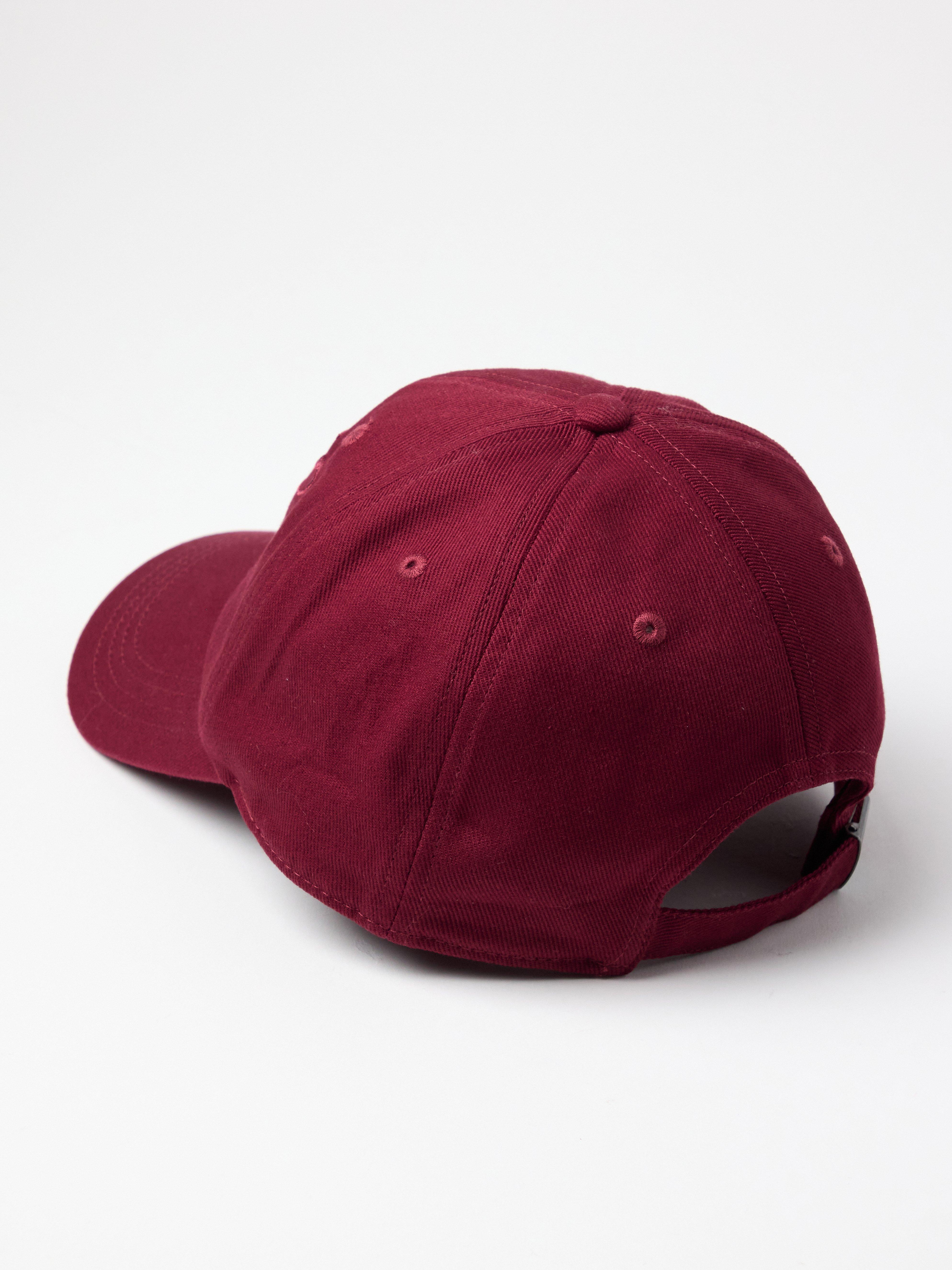 Boné com aba arredondada vermelho escuro acinzentado