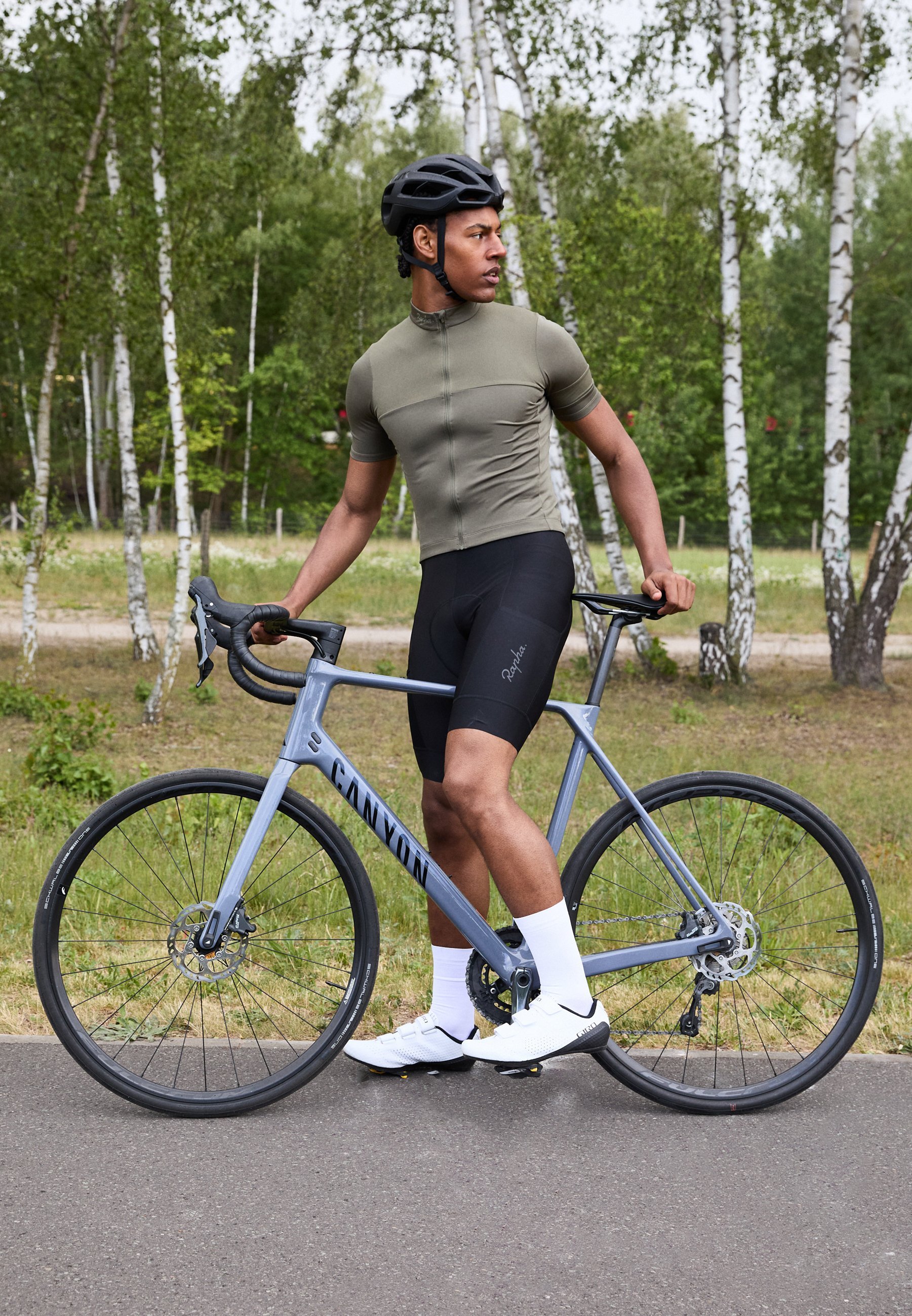 Pantaloncini con bretelle da uomo Rapha - neri