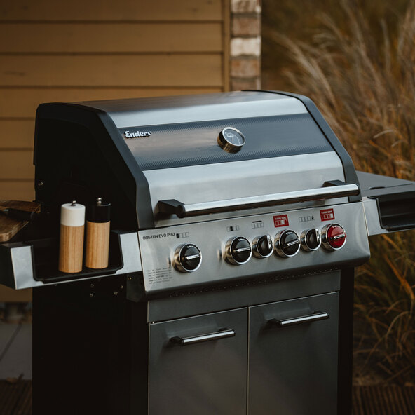 Boston EVO Pro 4 SIKR Turbo gas grill including weather protection cover
