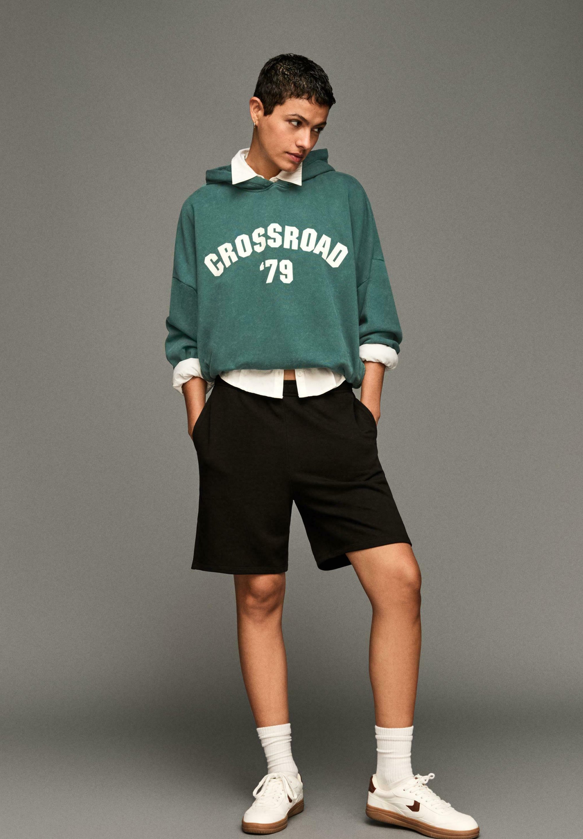 Sweat à capuche Bershka - vert intemporel