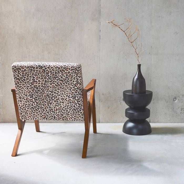 Sillón escandinavo ANTOINE en madera de caucho y estampado de leopardo.