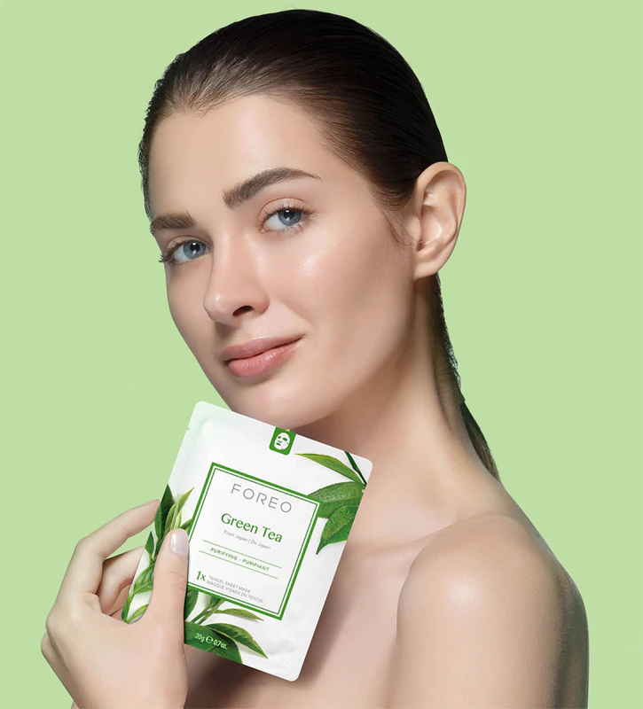 Máscara facial em tecido FOREO Farm to Face com chá verde, uma máscara calmante para pele mista.