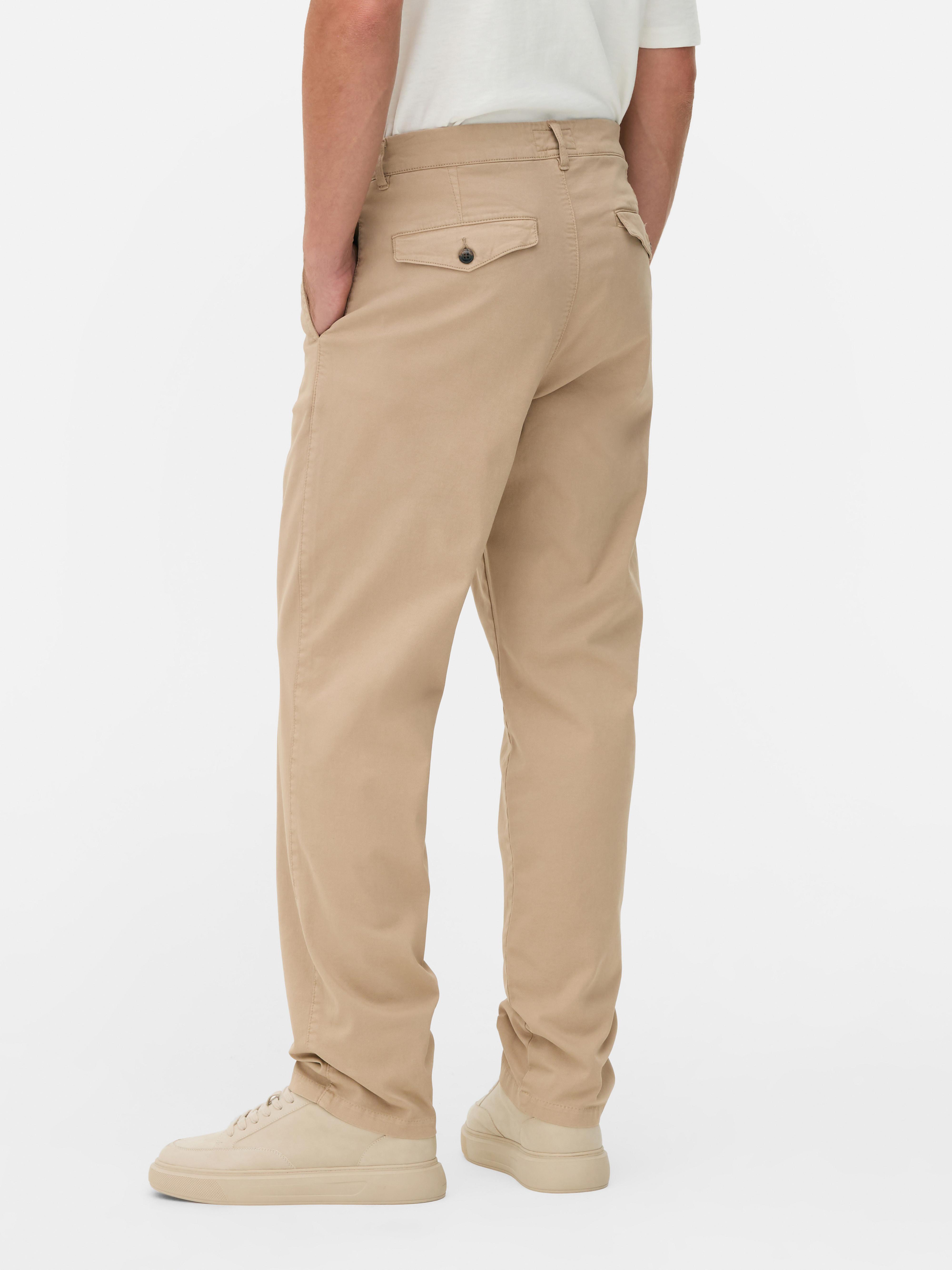 Pantalonii chino drepți Stronghold. Acești pantaloni chino din bumbac au picioare drepte și buzunare multiple.