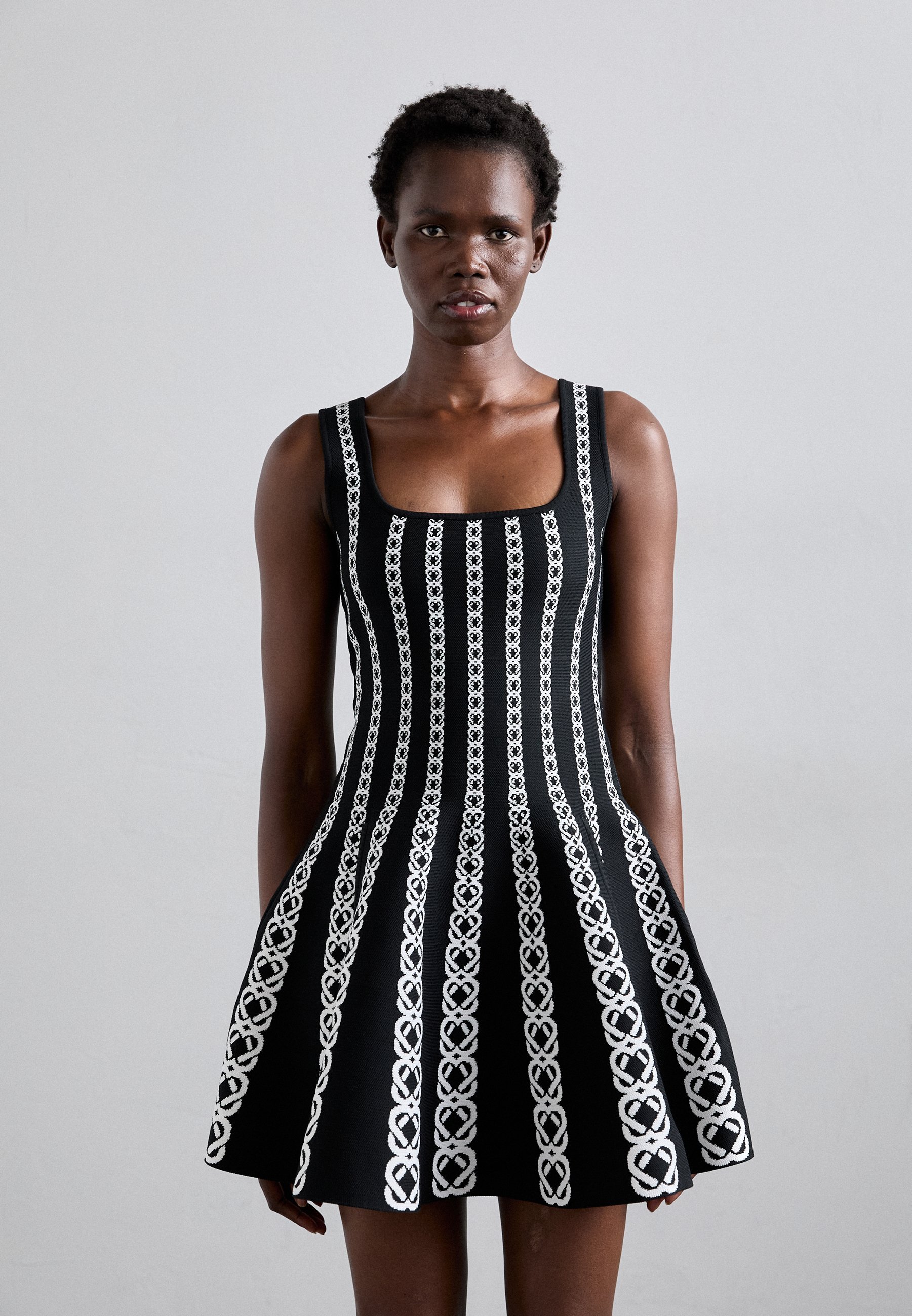Maje RUSSELGO - Jumper dress - blanc/noir