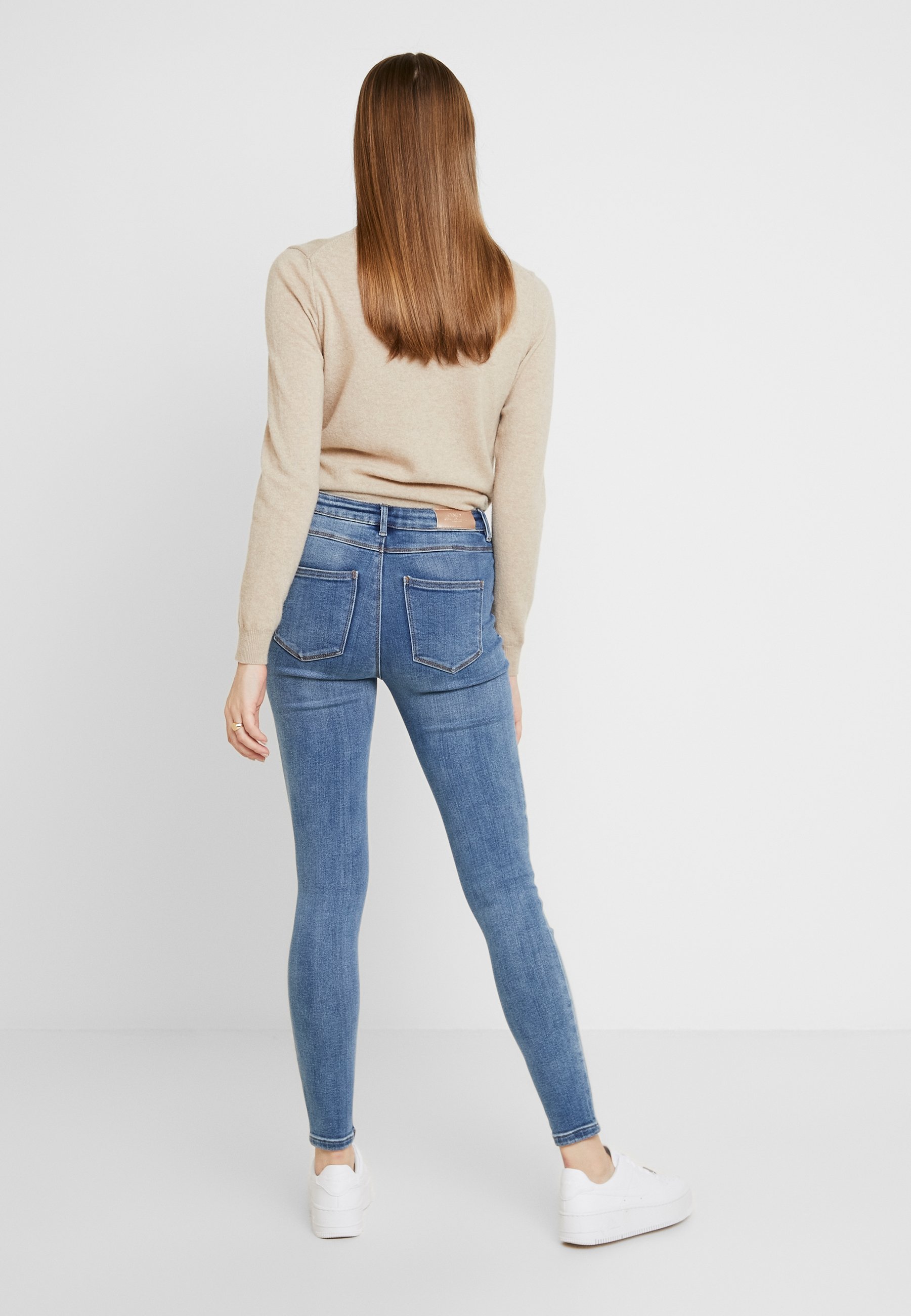 TYLKO ONLMILA - Jeansy Skinny Fit - średni niebieski denim