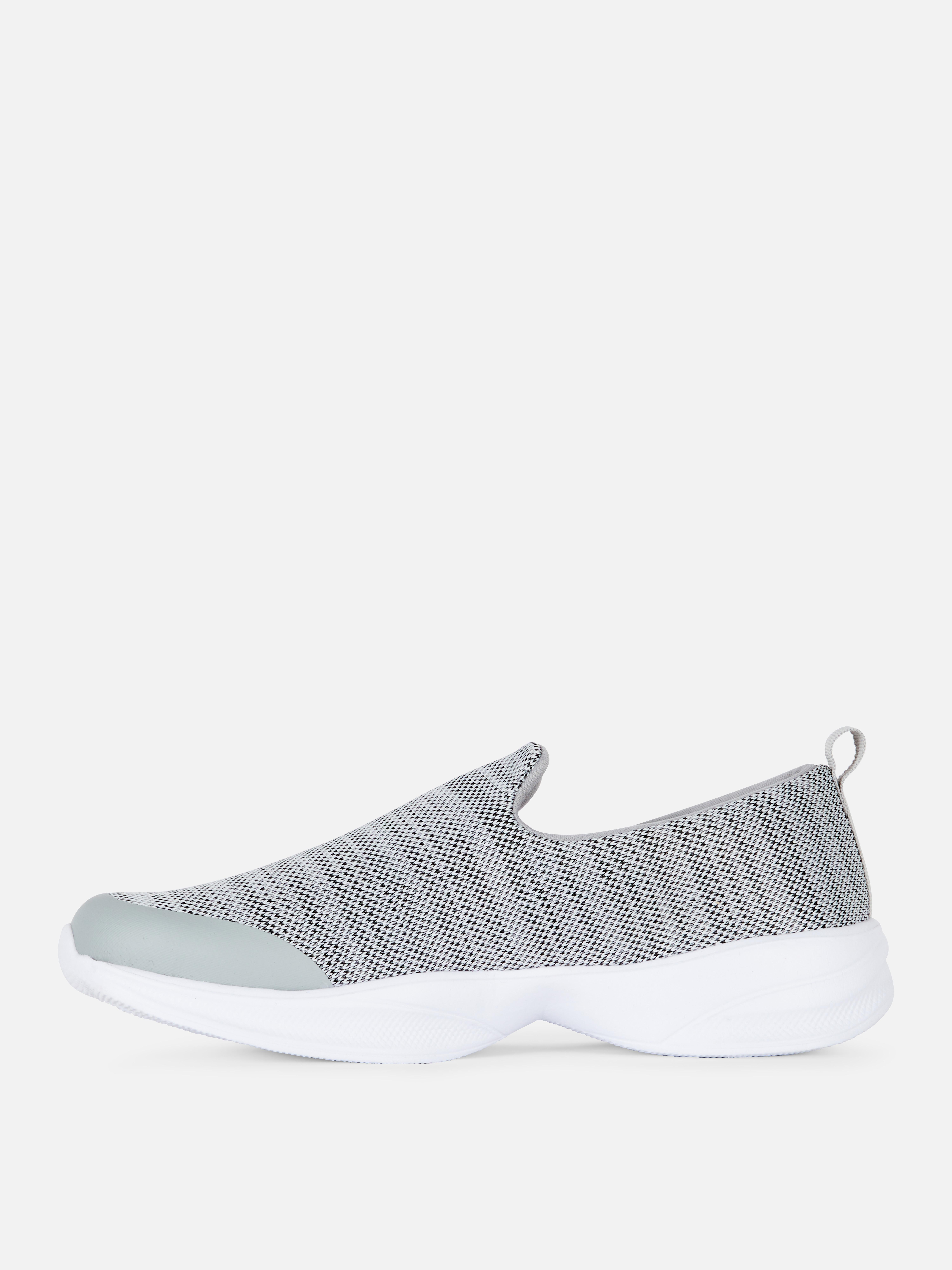 Sportliche Slipper aus Stoff Diese Must-have-Slipper vereinen eine sportliche Ästhetik mit weichem Tragekomfort!
