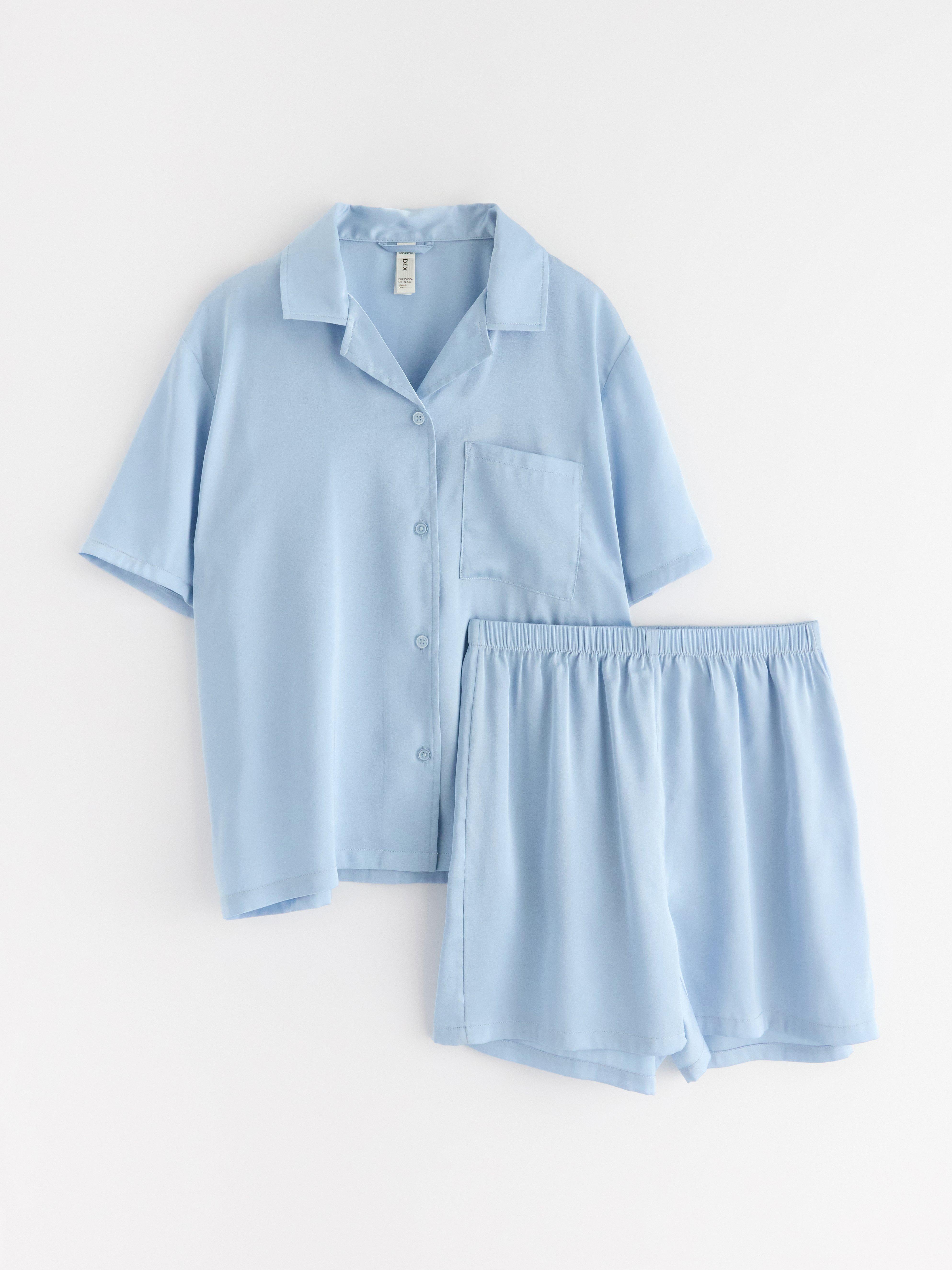 Conjunto de pijama em cetim azul claro