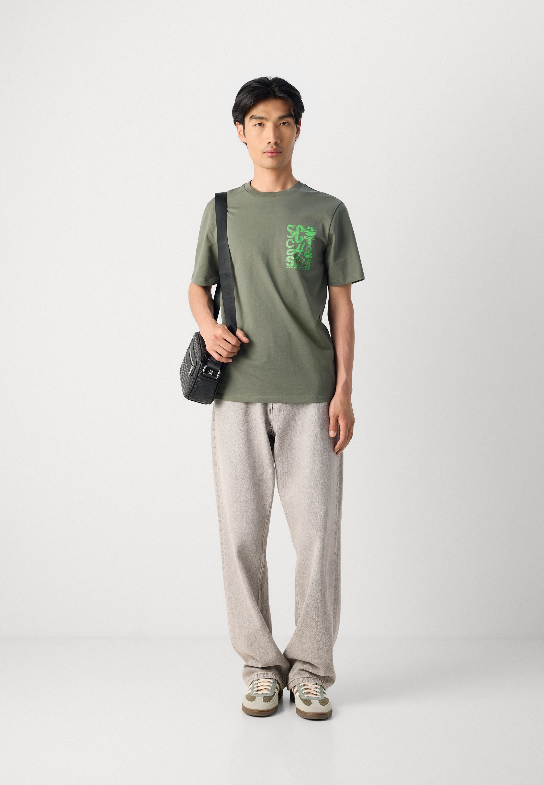 Scotch & Soda REGULAR FIT LOGO OP DE LINKERBORST - T-shirt met print - tijm