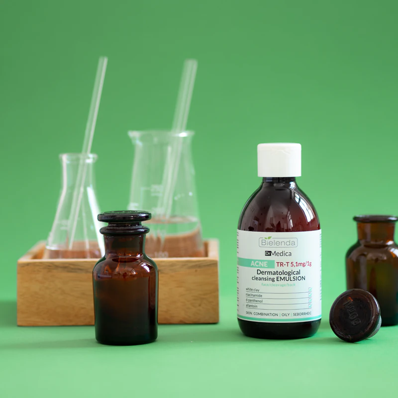 Emulsão de limpeza dermatológica Bielenda Dr Medica Acne para pele oleosa e com tendência acneica.