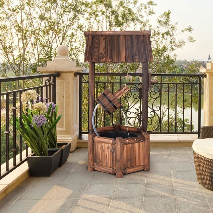 Fuente de jardín de madera para exteriores COSTWAY de 60x57x115 cm con bomba eléctrica, caudal de 300 L/h y cubo colgante con manguera transparente.